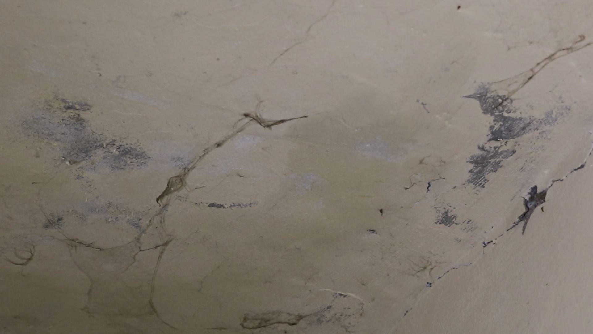 سقف منزل متهالك