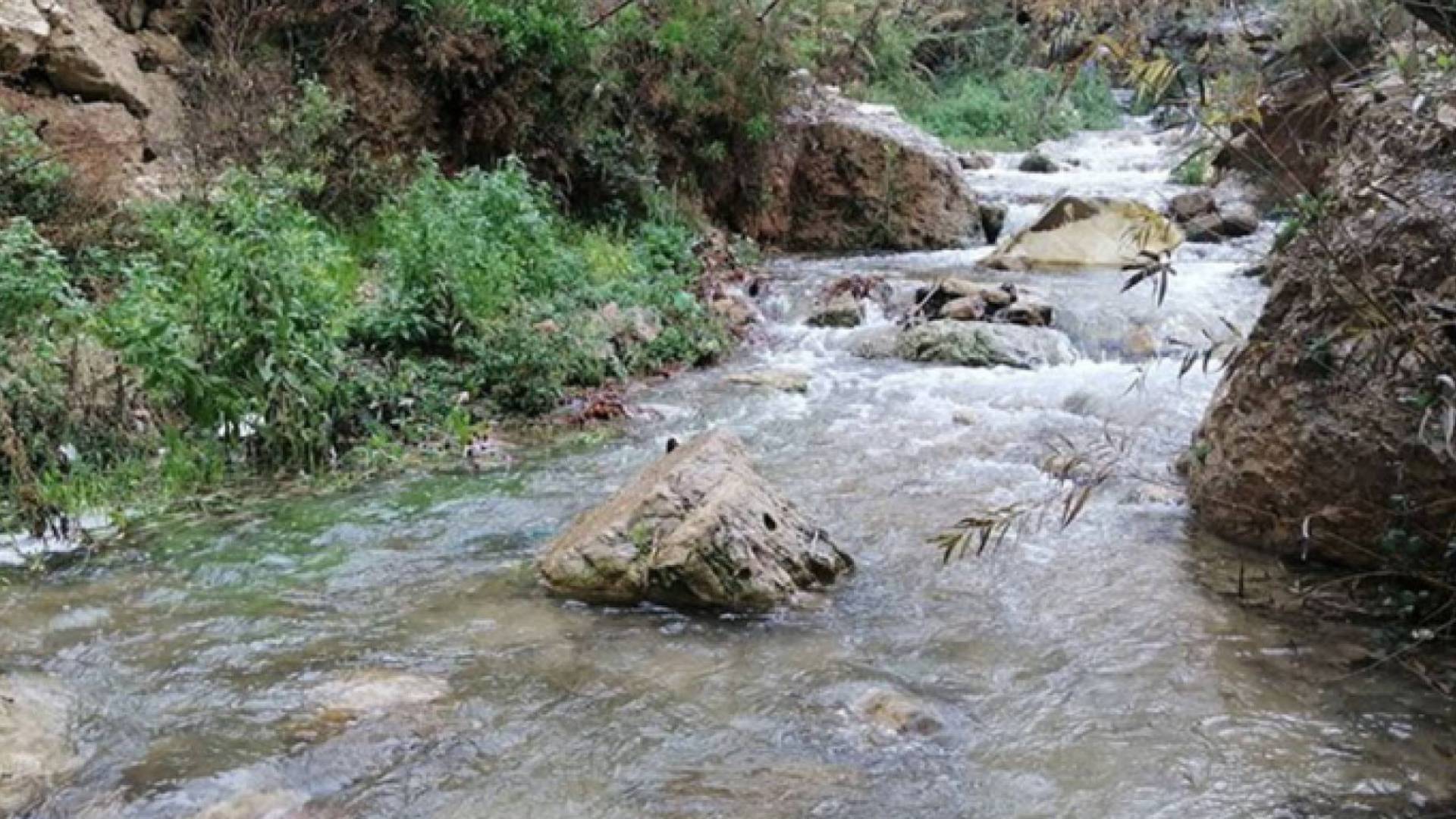 تفجر عدد من الينابيع المائية عقب الهطولات المطرية الغزيرة