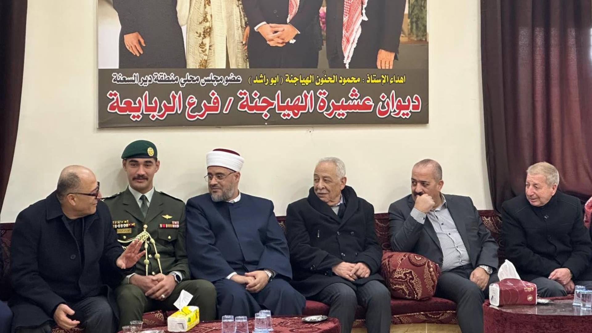 قدم رئيس الديوان الملكي الهاشمي يوسف حسن العيسوي، يوم الجمعة، واجب العزاء إلى عشيرة الهياجنة.