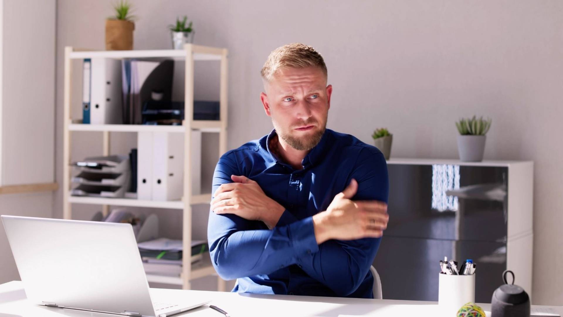 شخص يشعر بالبرد