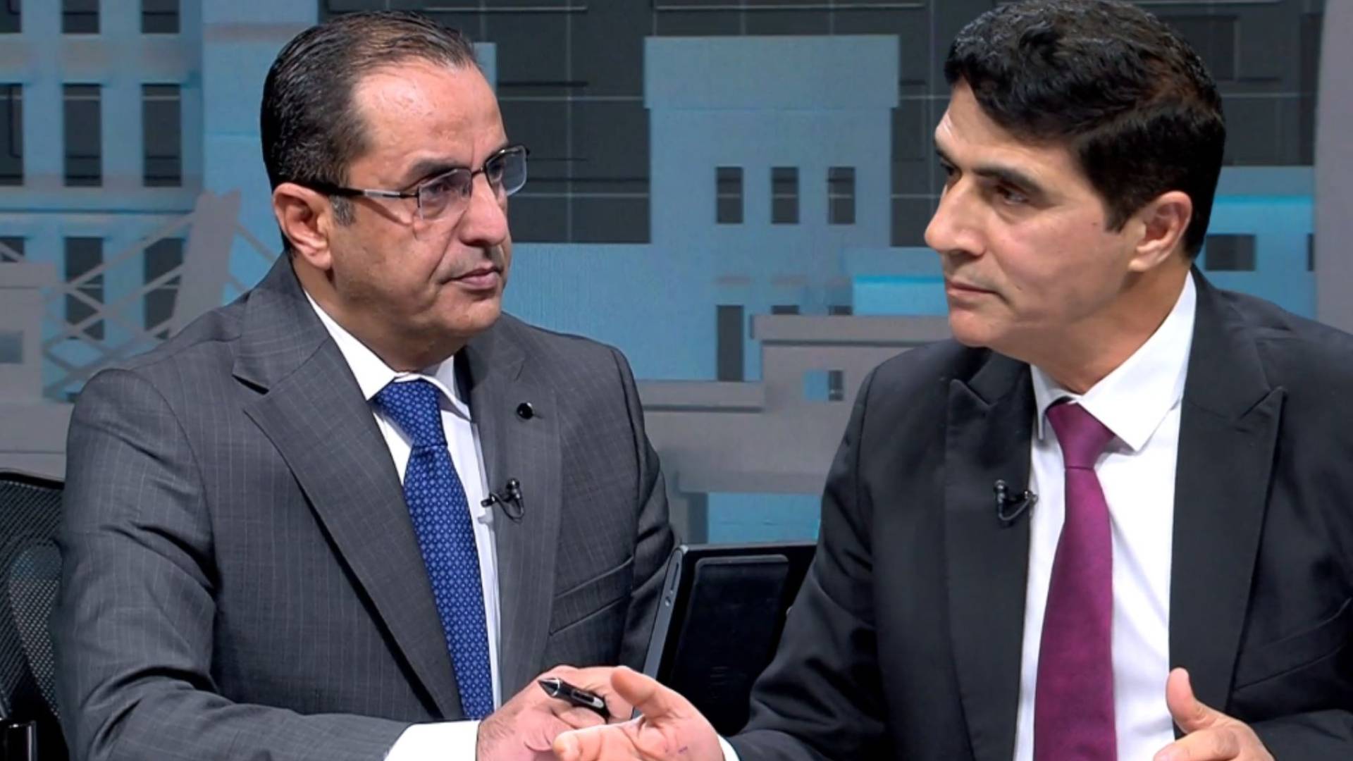 استاذ العلوم السياسية جمال الشلبي "يمينا" والخبير العسكري نضال أبو زيد "يسارا"