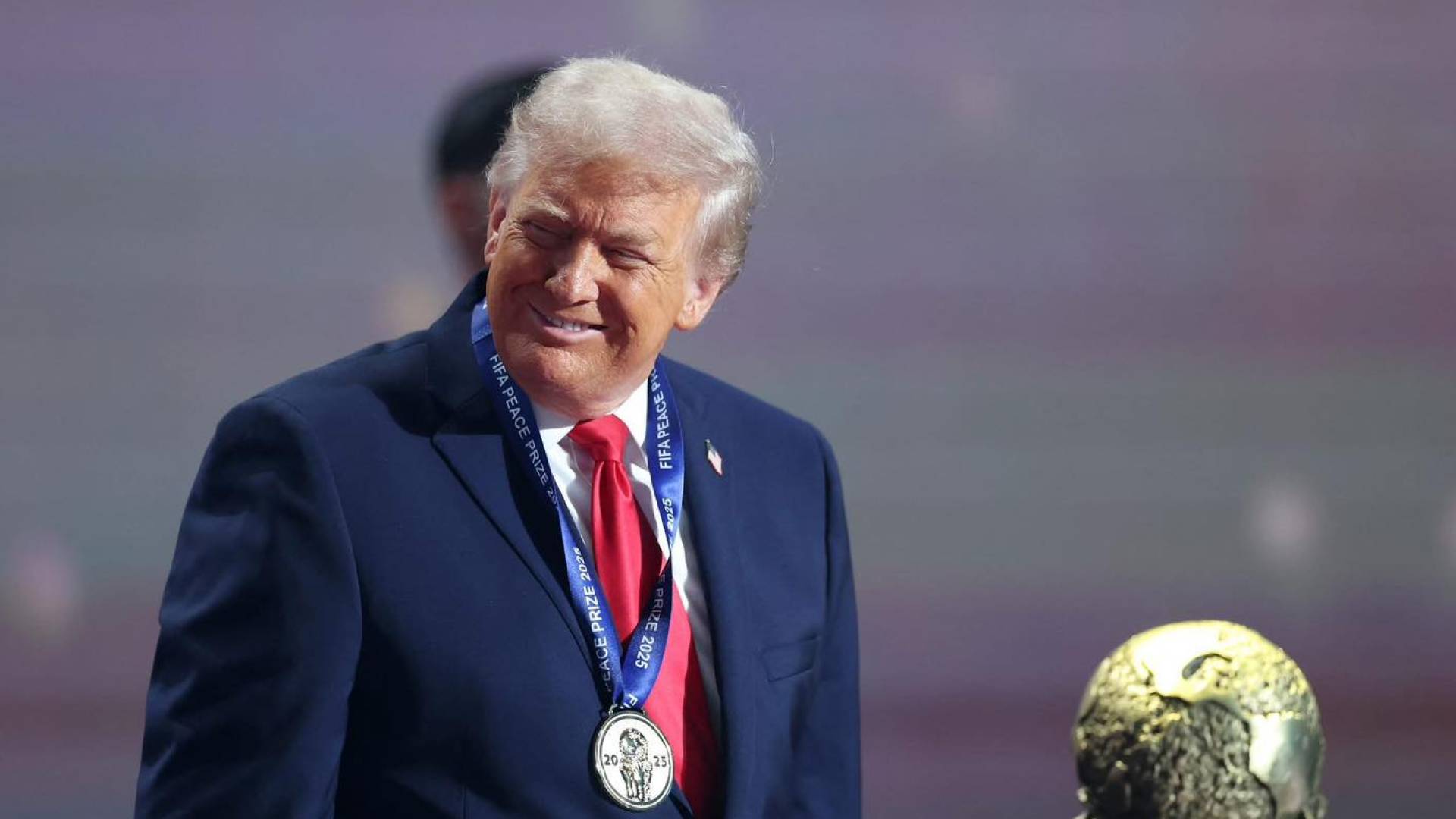 دونالد ترمب أثناء منحة جائزة فيفا للسلام وذلك خلال مراسم قرعة مونديال 2026