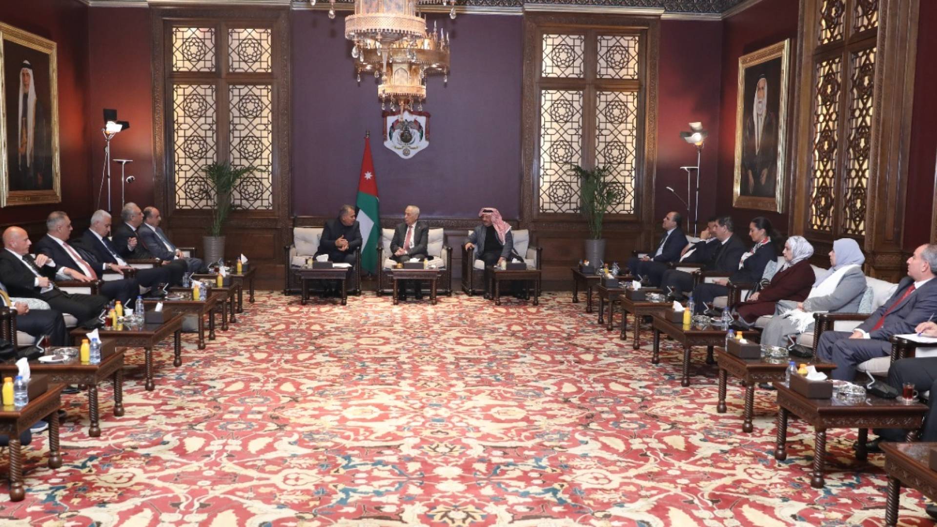 رئيس الديوان الملكي الهاشمي يوسف حسن العيسوي  خلال لقائه وفدا من كتلة حزب مبادرة النيابية