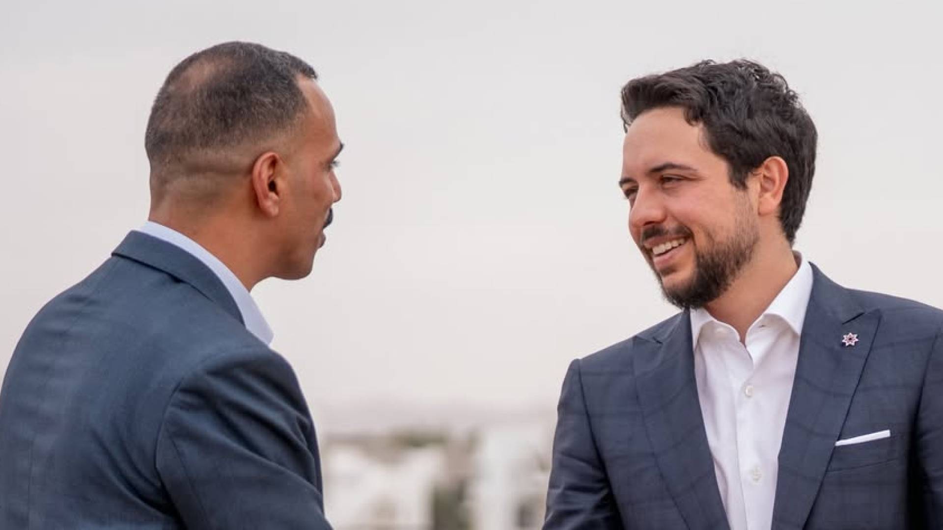 ولي العهد يلتقي شباب من العقبة
