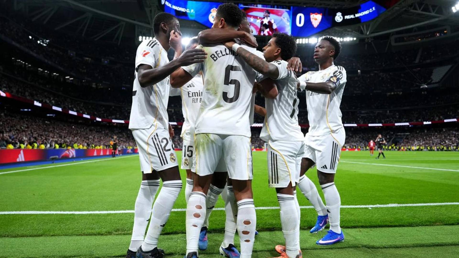 لاعبو ريال يحتفلون بهدف