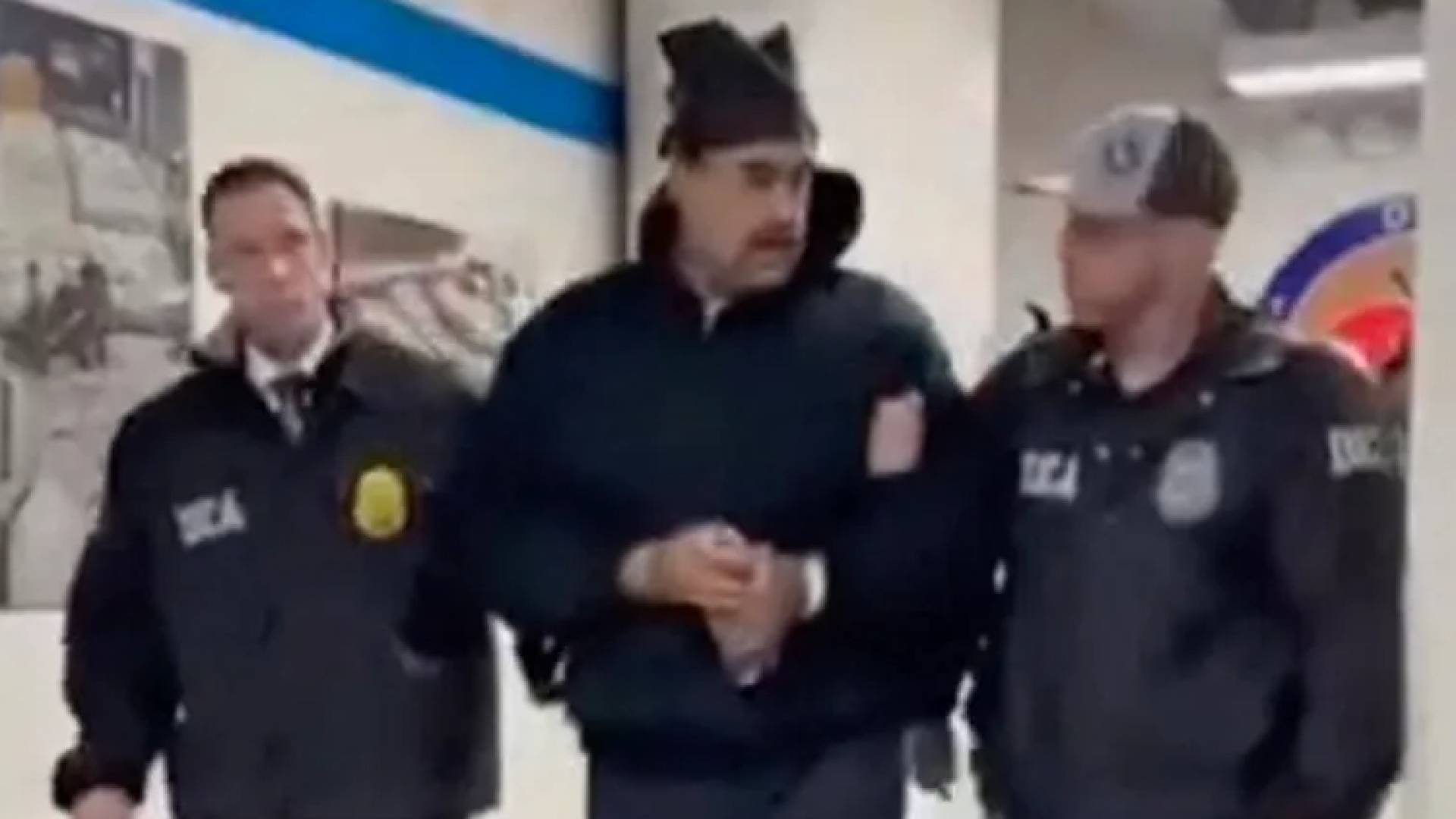 صورة نشرها البيت الأبيض تظهر الرئيس الفنزويلي نيكولاس مادورو مكبلا داخل مكاتب إدارة مكافحة المخدرات في نيويورك