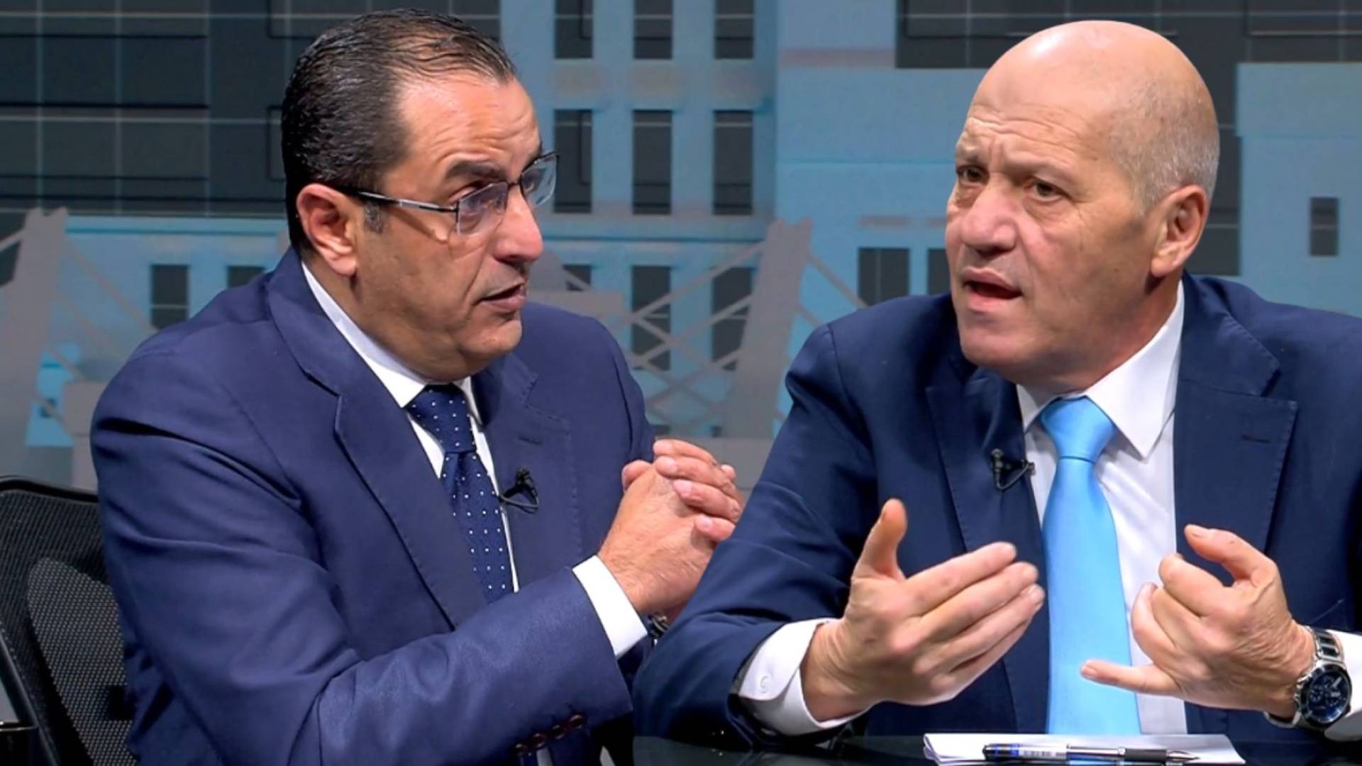 الخبير السياسي ماهر أبو طير يمينا والخبير العسكري نضال أبو زيد يسارا