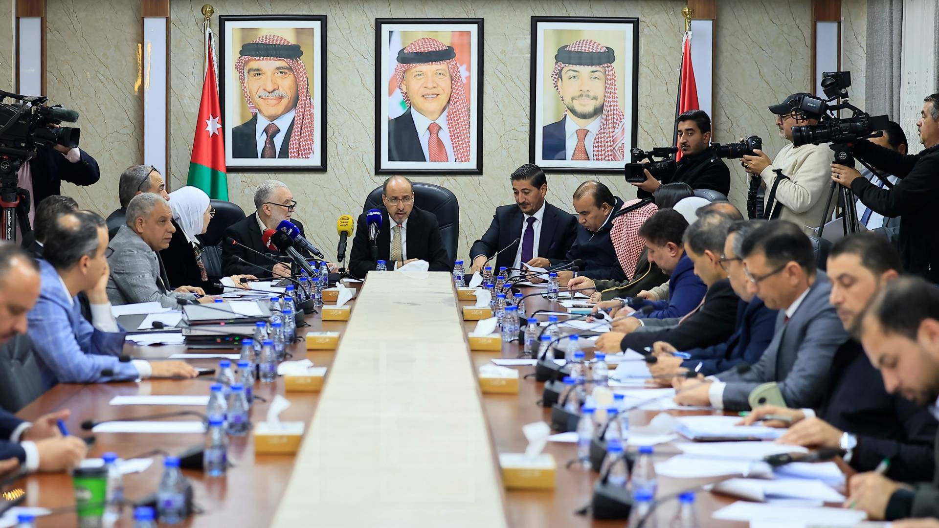 اللجنة المالية النيابية