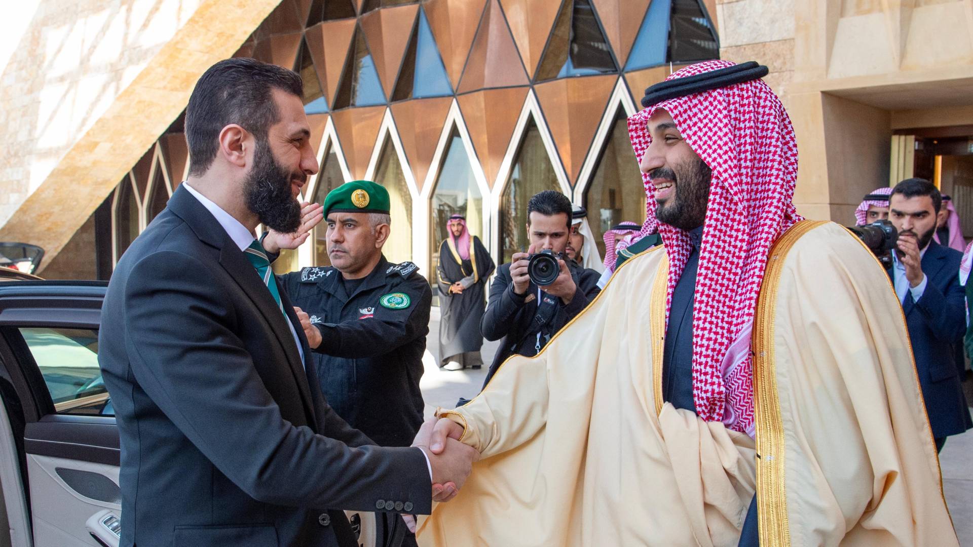 الرئيس السوري أحمد الشرع  و  الأمير  محمد بن سلمان آل سعود