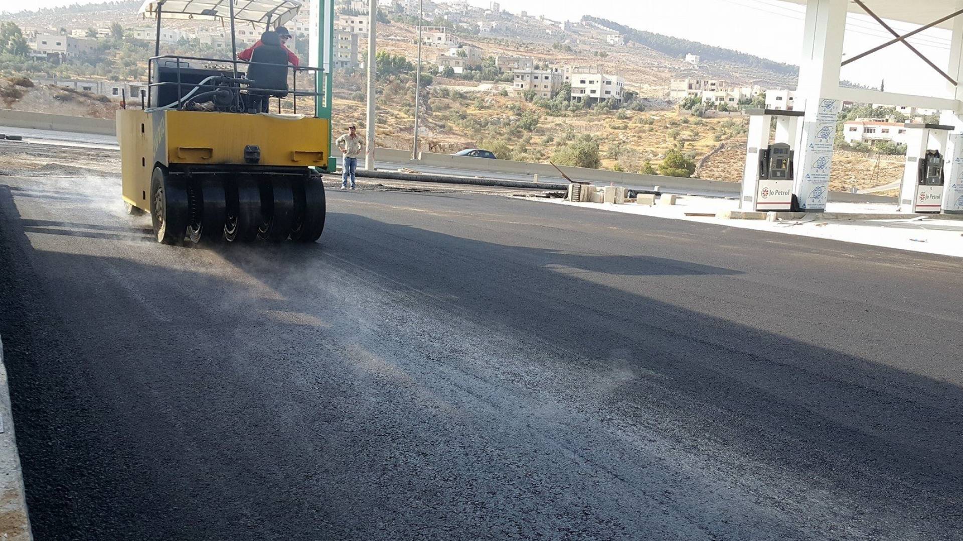 بكلفة 3 ملايين دينار.. أمانة عمان تنفذ حملة تعبيد للطرق في "صناعية وادي السير" - فيديو