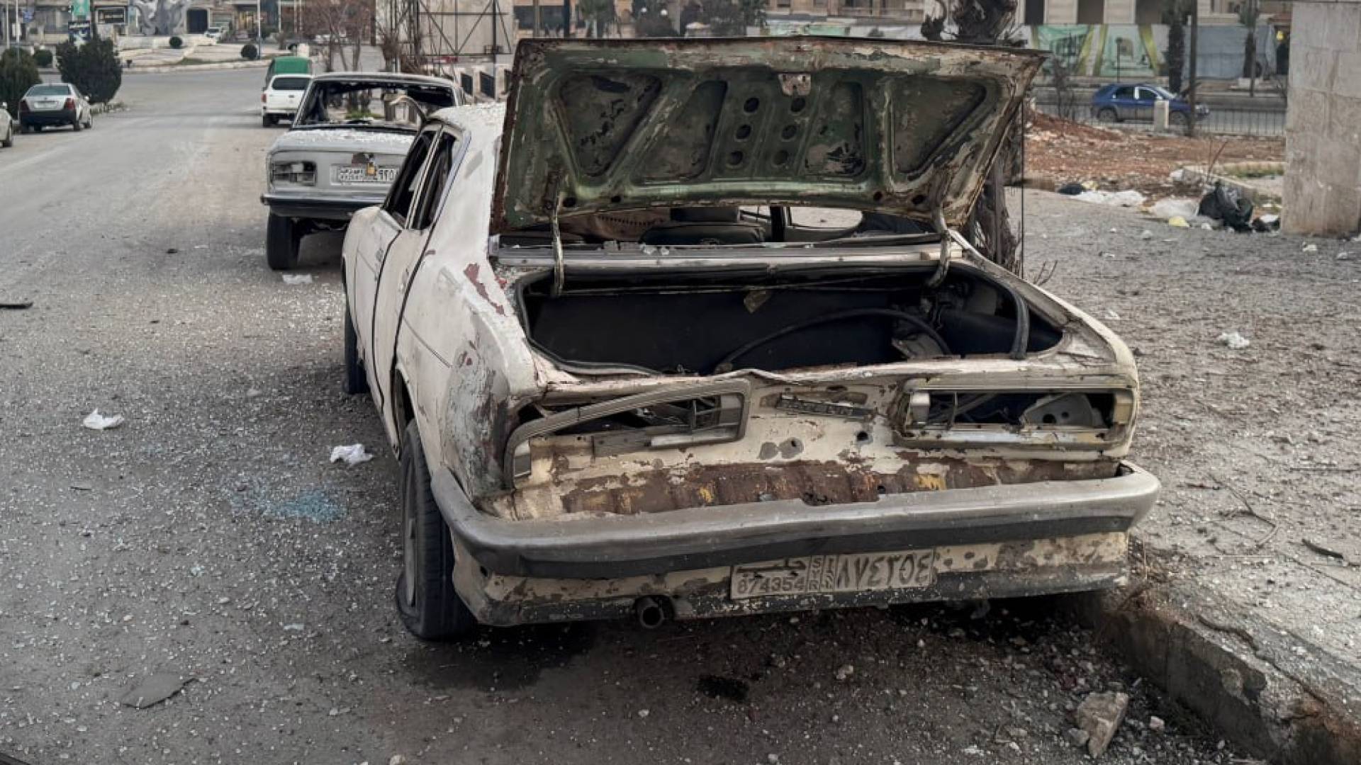 سيارة متدمرة جراء الاشتباكات في حلب