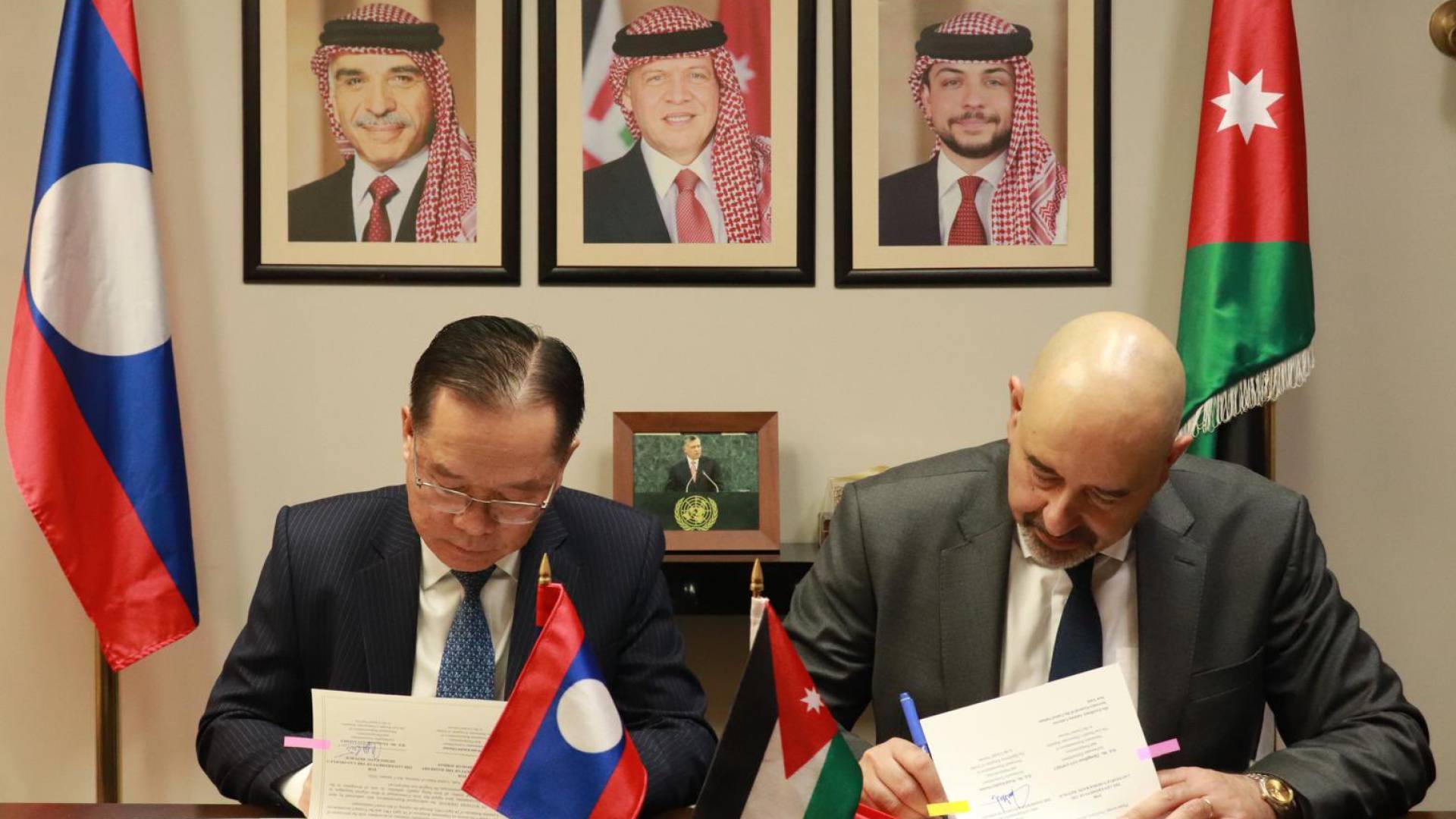 المندوب الدائم للمملكة الأردنية الهاشمية لدى الأمم المتحدة في نيويورك السفير وليد خالد عبيدات، والمندوب الدائم لجمهوريه لاو الديمقراطية الشعبية السفير ثونغفان سافانفيت