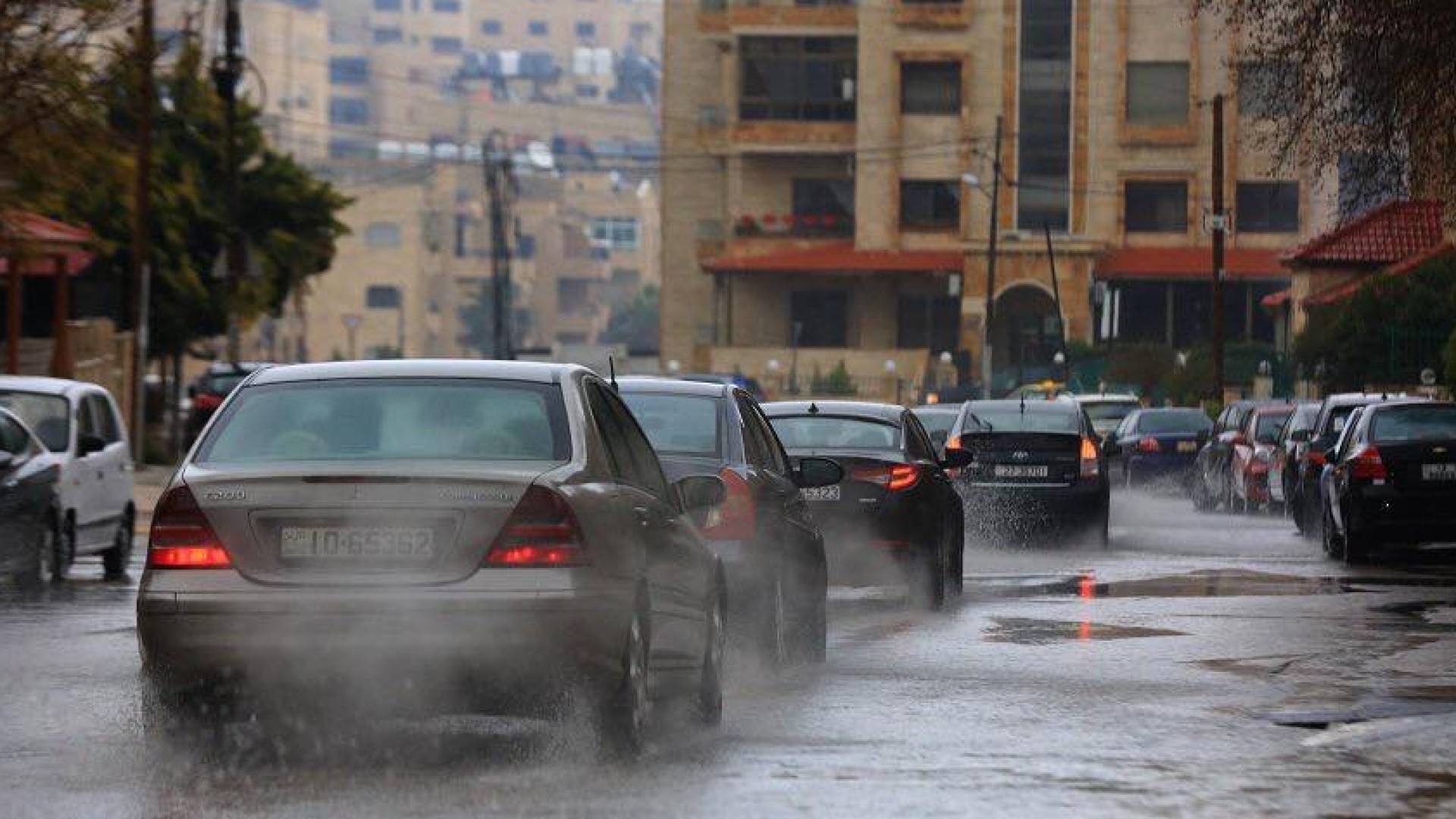 طقس العرب: أمطار غزيرة ورياح نشطة تؤثر على شمال ووسط الأردن الجمعة