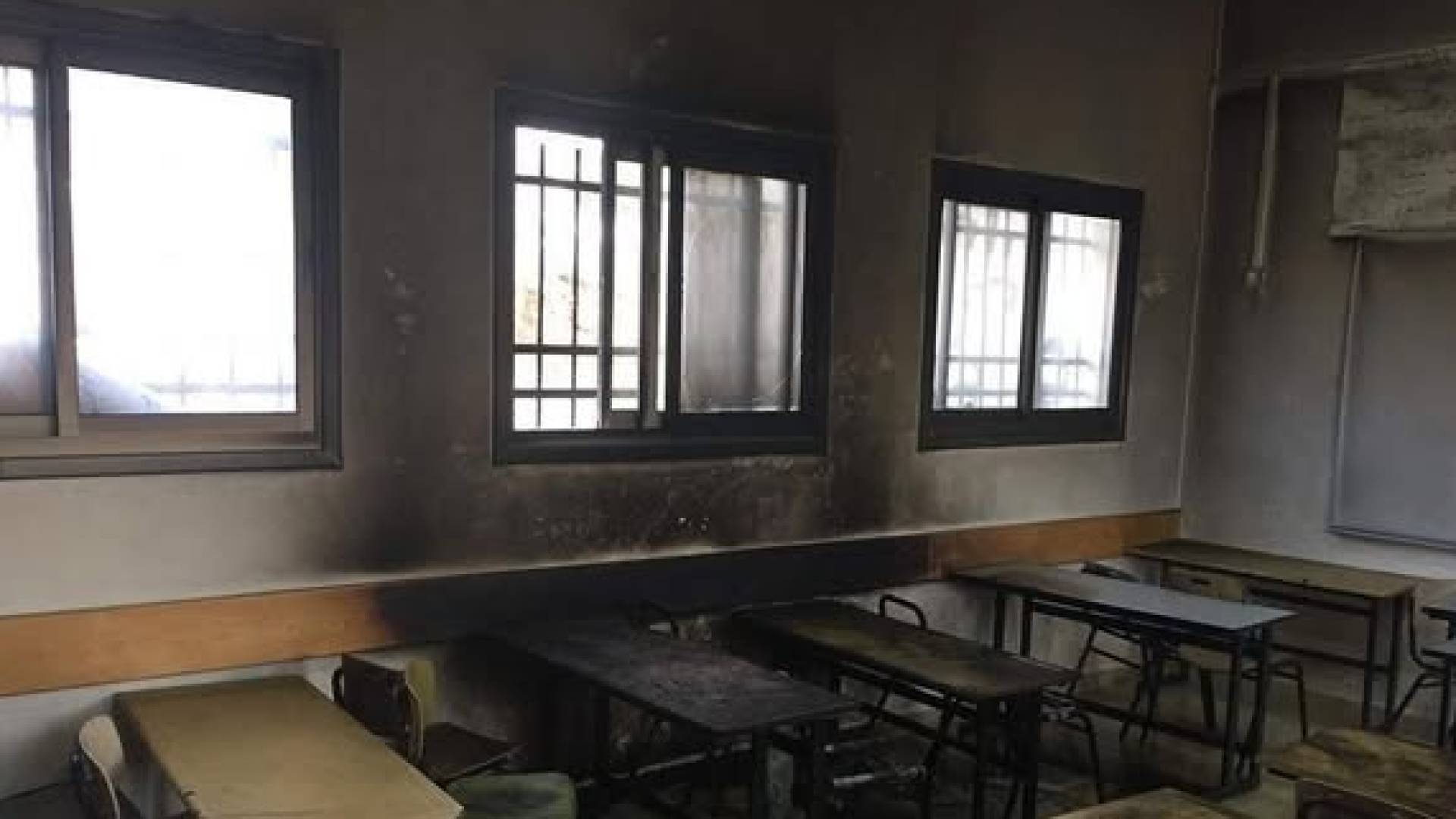 مستوطنون يحرقون غرفة صفية