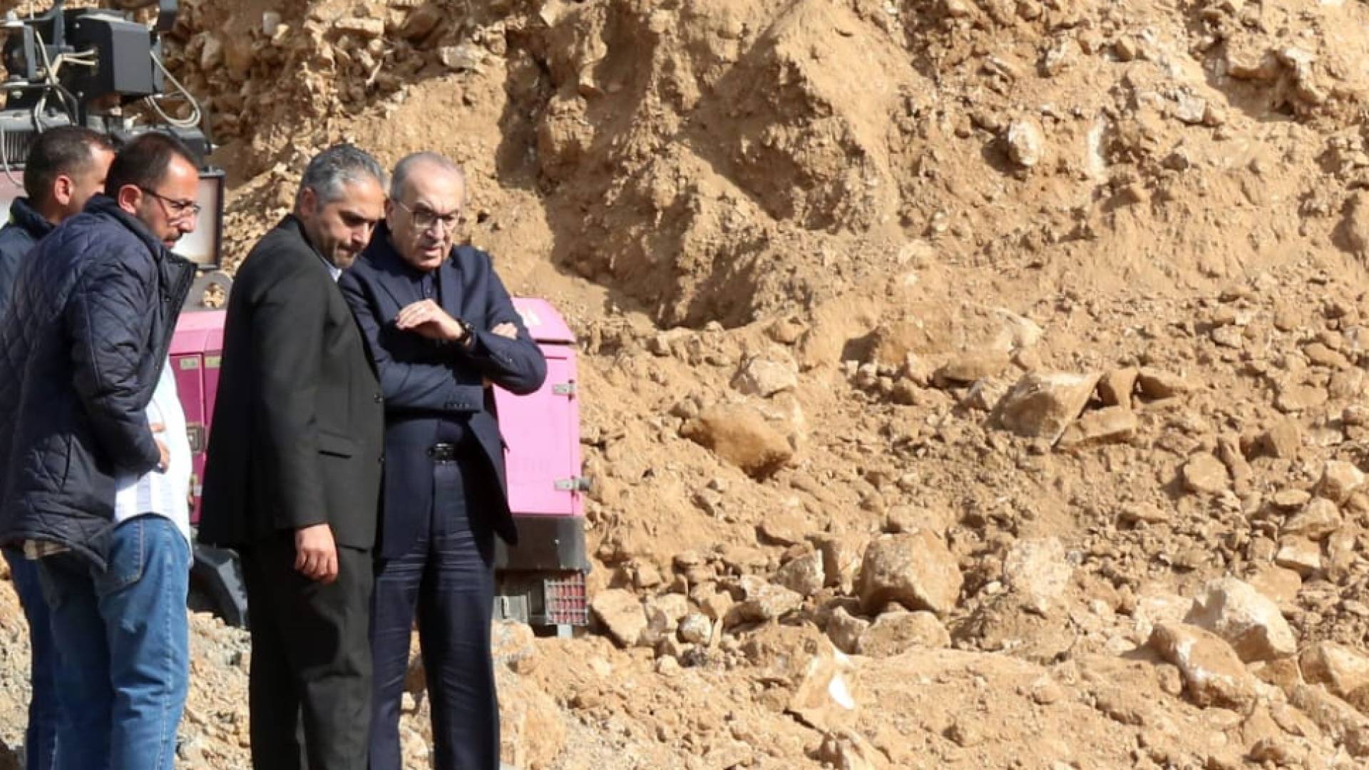 أبو السمن يتفقد أعمال معالجة الانهيارات على طريق "وادي شعيب"