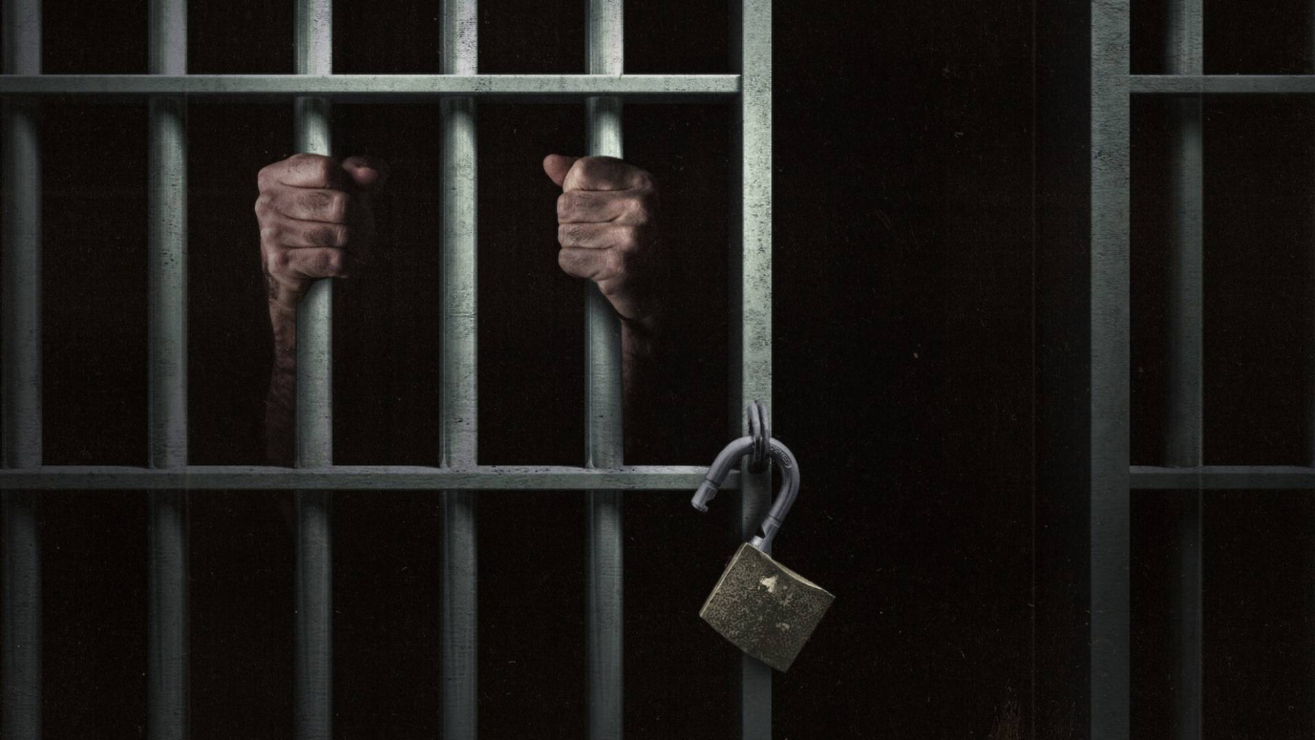 شخص بداخل السجن