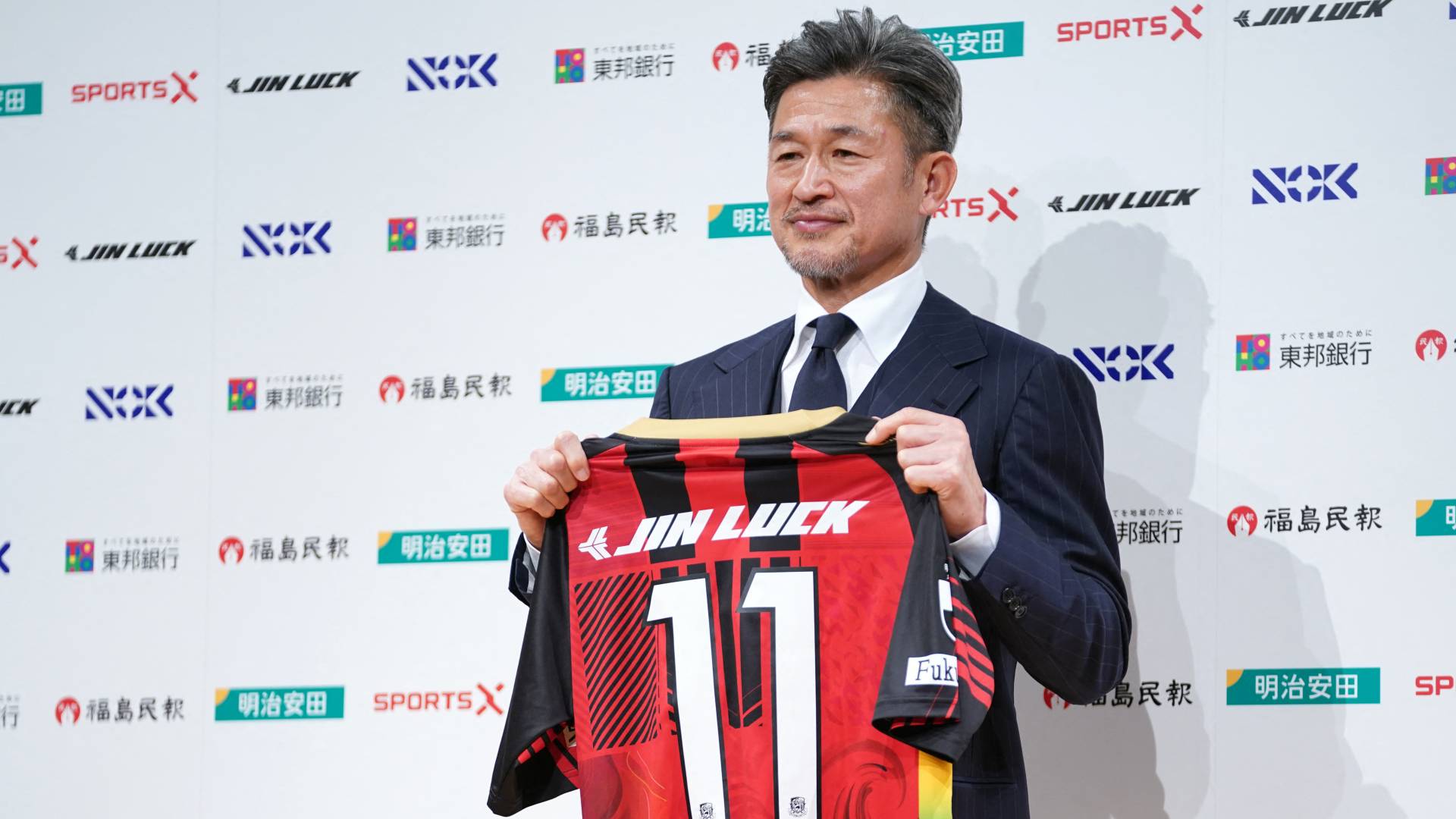 ميورا يحمل قميص فريقه الجديد