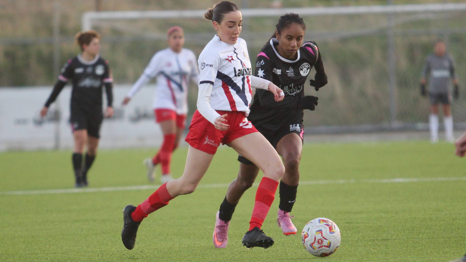 لاعبة الاتحاد روزبهان فريج من مباراة سابقة لفريقها