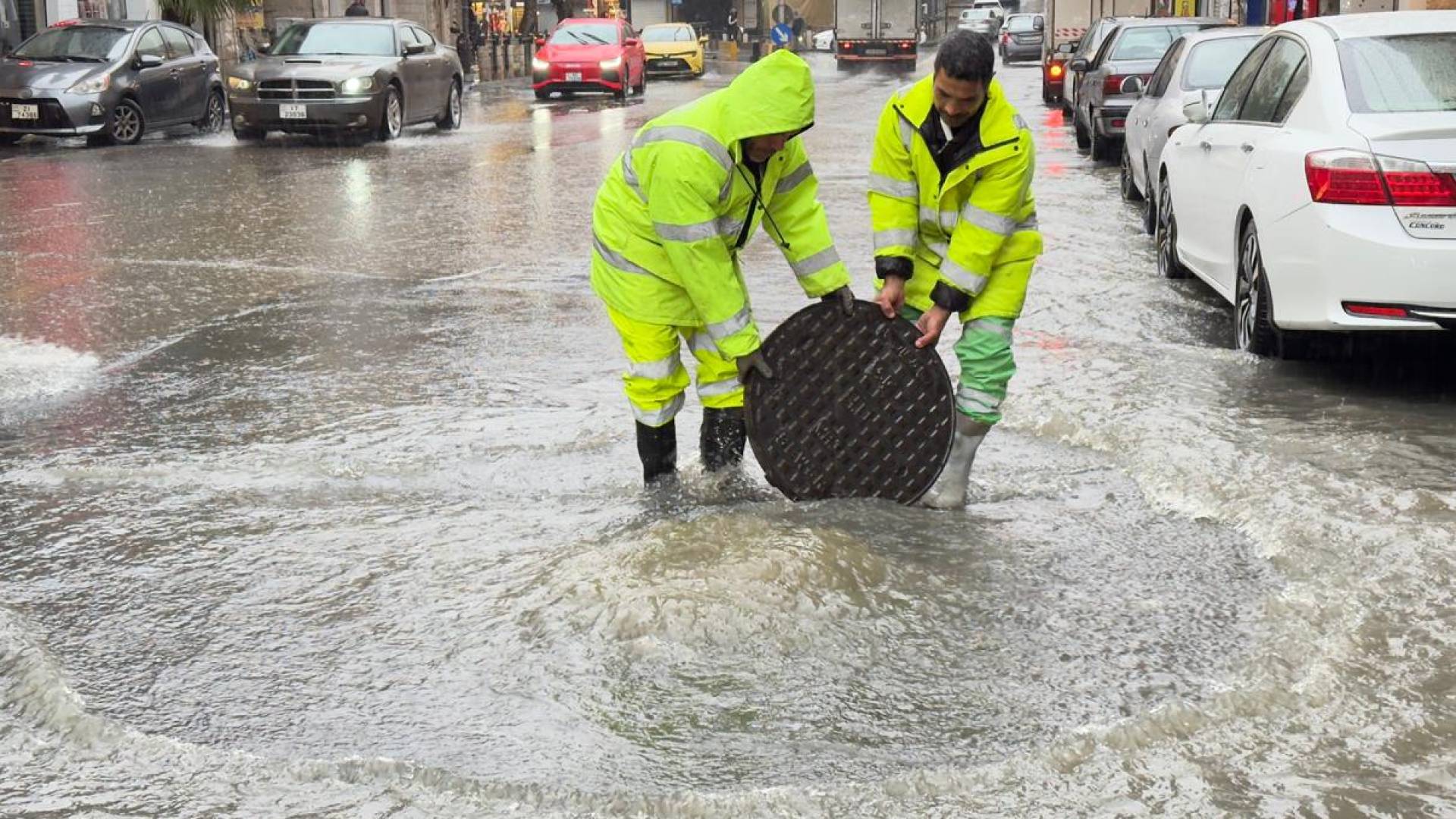أثر غزارة الأمطار على شوارع العاصمة عمان