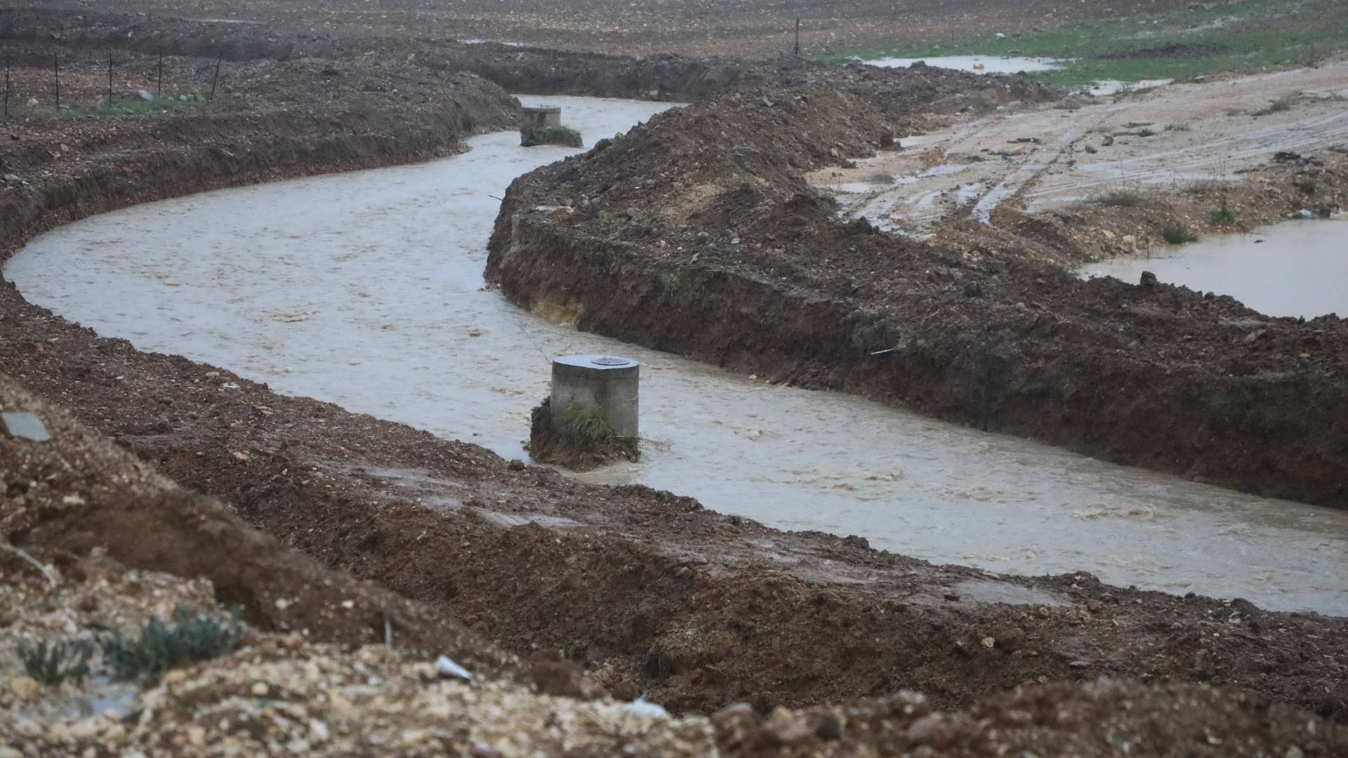 سيول وانجراف للتربة إثر المنخفض الجوي على عمان