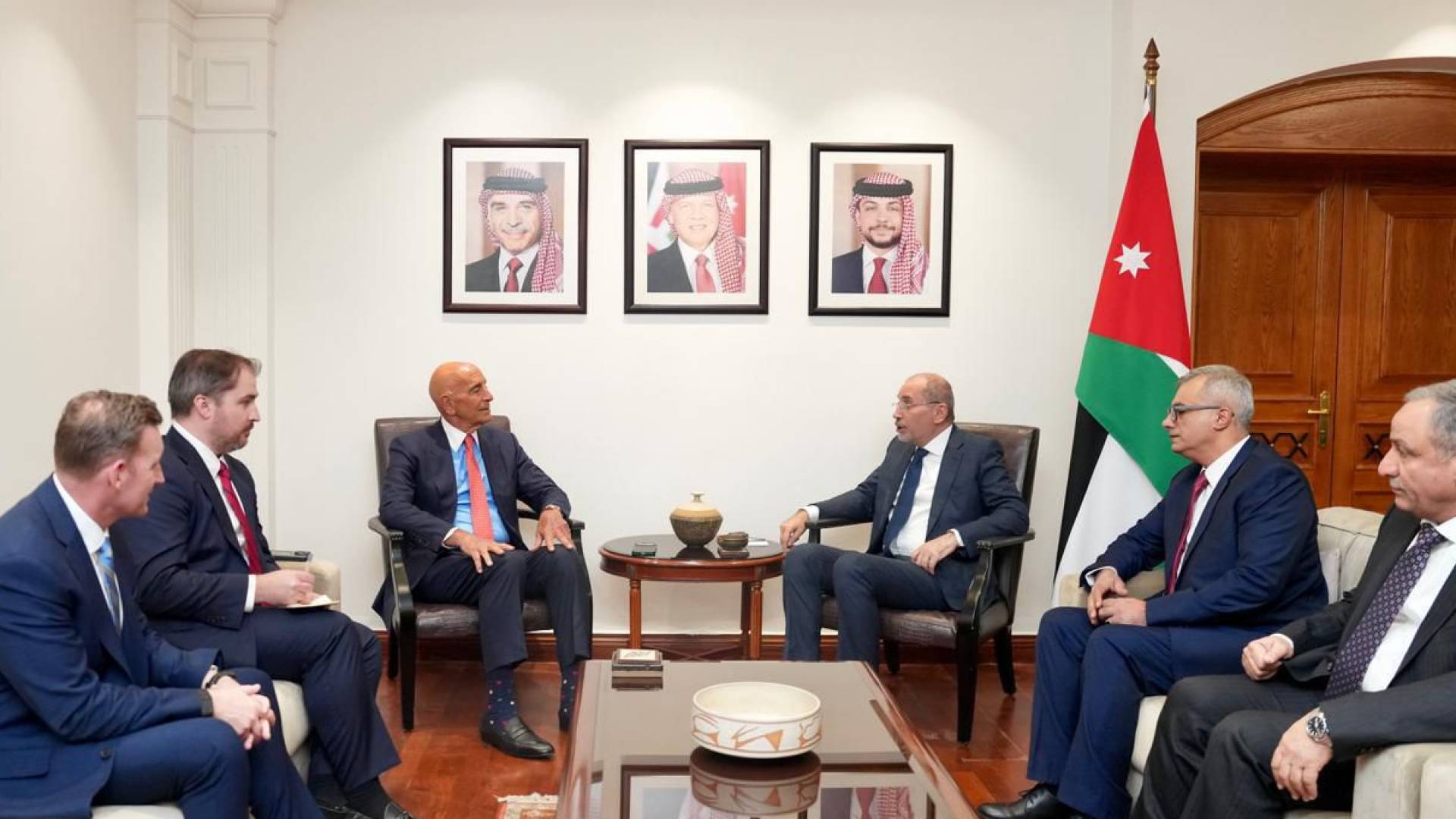 نائب رئيس الوزراء ووزير الخارجية وشؤون المغتربين، أيمن الصفدي، والمبعوث الأمريكي الخاص إلى سوريا، توماس بارك.