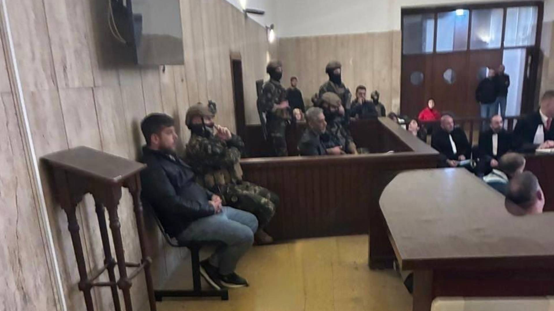 صورة مسربة للفنان فضل شاكر من داخل  قاعة المحكمة العسكرية