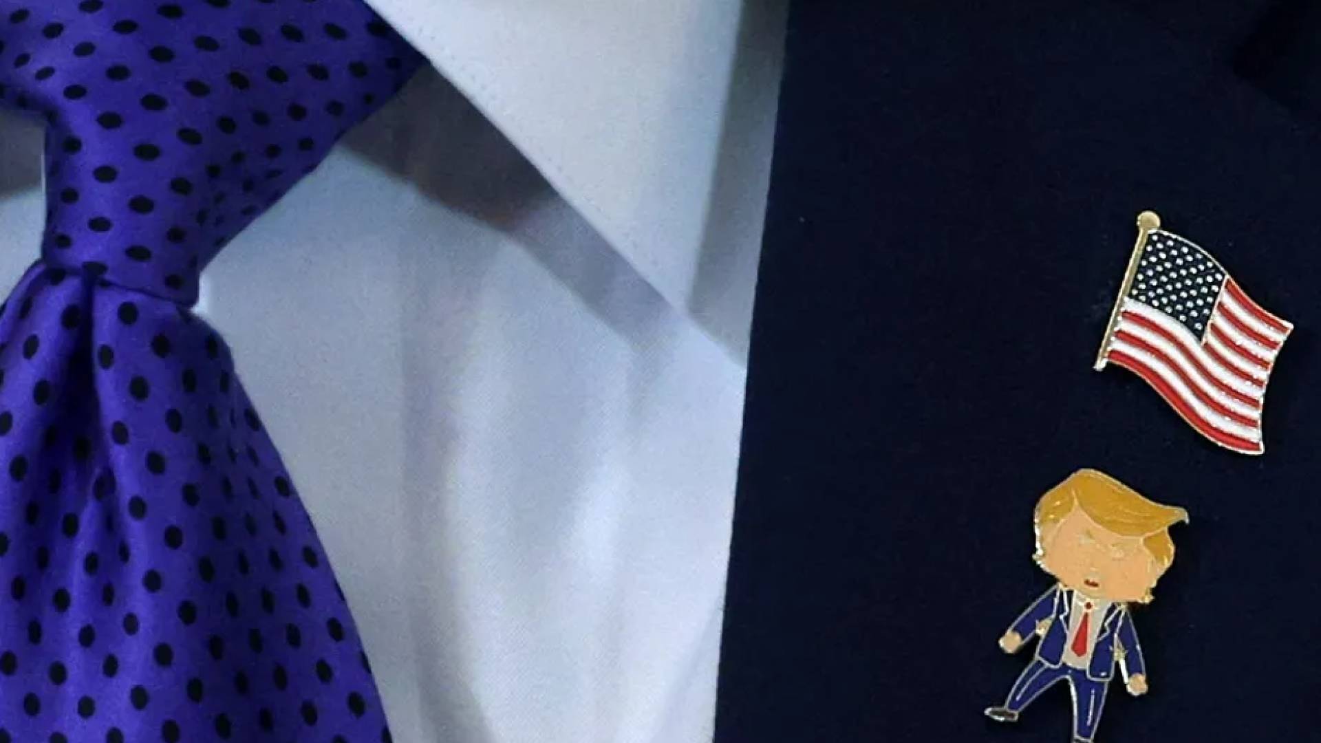 الدبوس الكرتوني على سترة ترمب