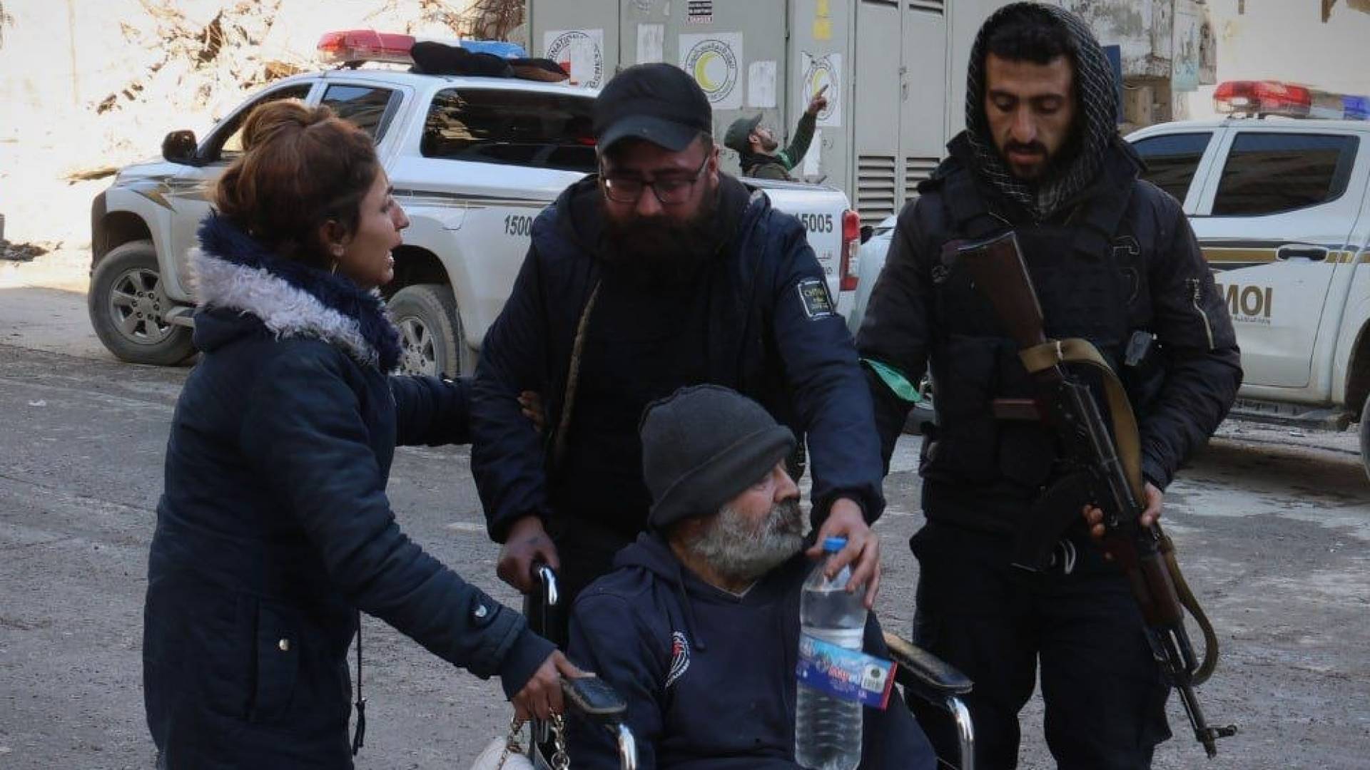 الأمن الداخلي السوري رفقة مواطنين من حلب