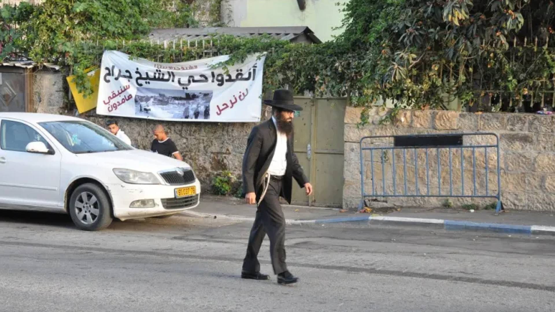 مستوطن في شوارع حي الشيخ جراح بمدينة القدس