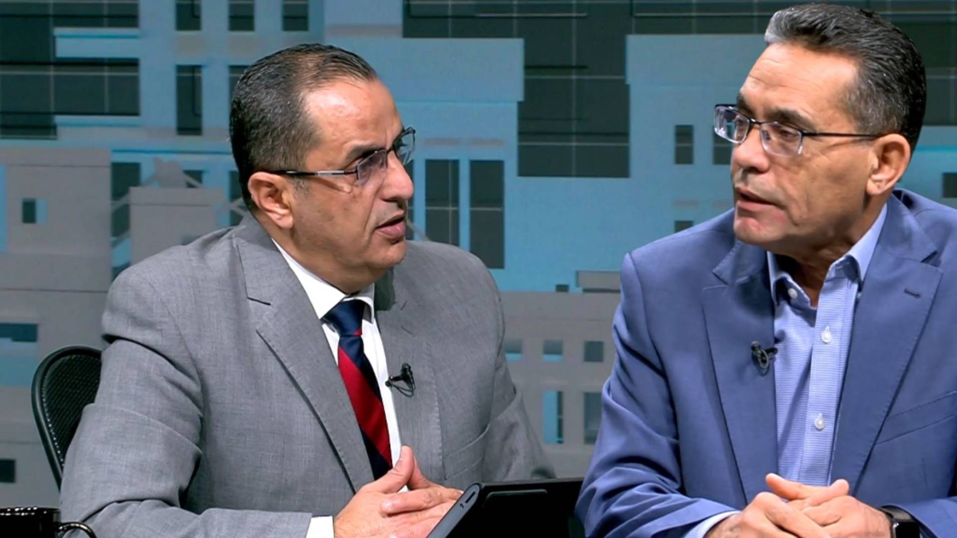 استاذ العلوم السياسية بدر الماضي يمينا والخبير العسكري نضال أبو زيد يسارا