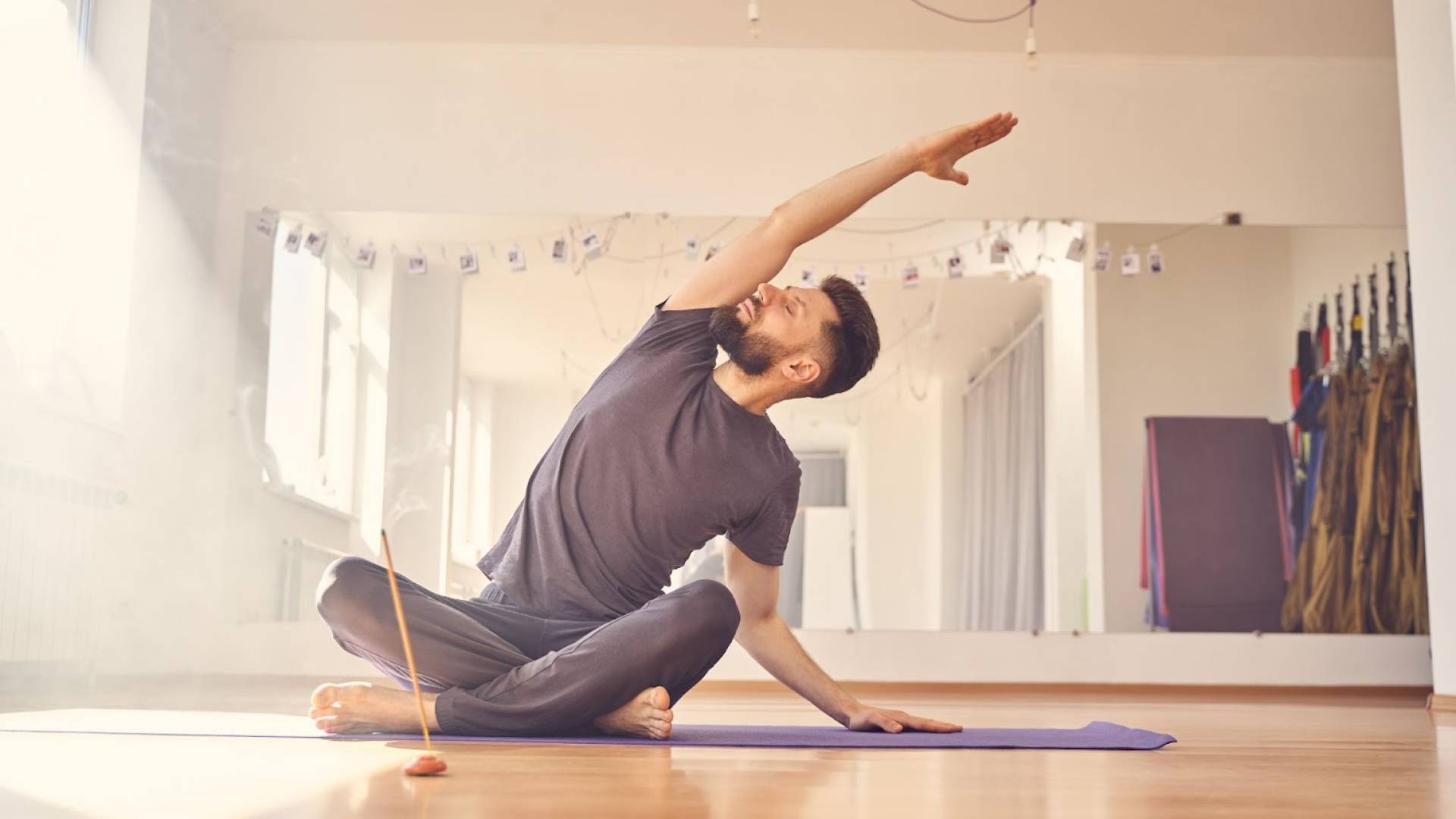 شاب يمارس رياضة اليوغا