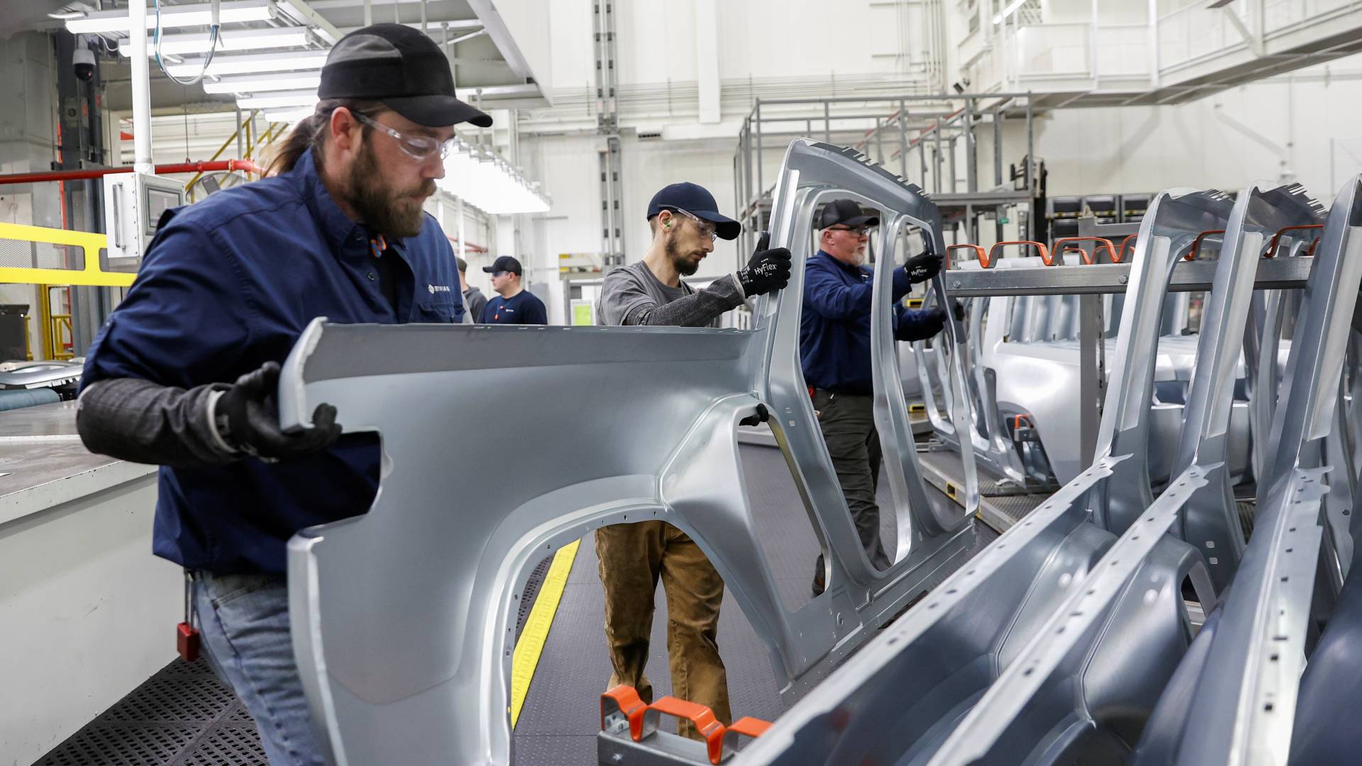 صورة توضيحية لعامل في مصنع