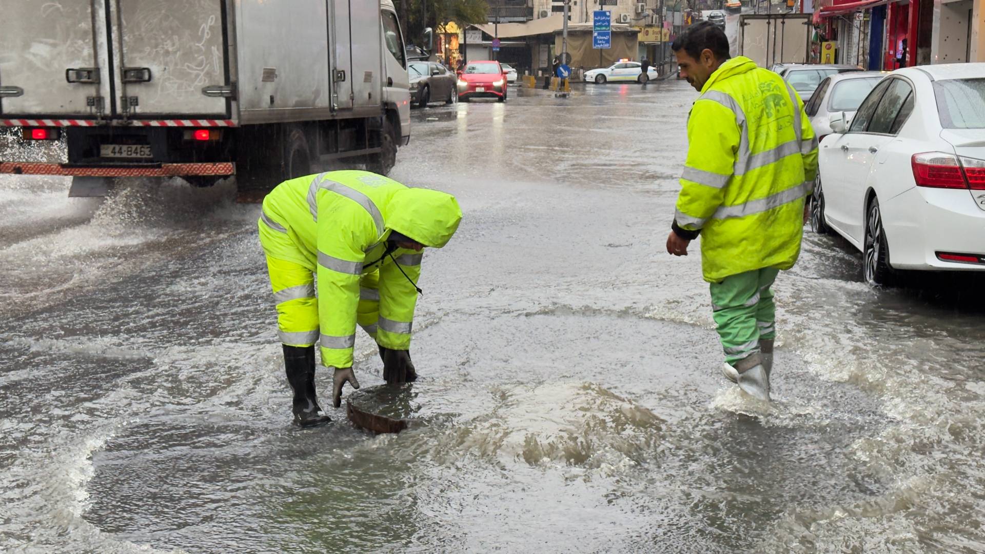 كوادر أمانة عمان تعمل على تصريف مياة الأمطار