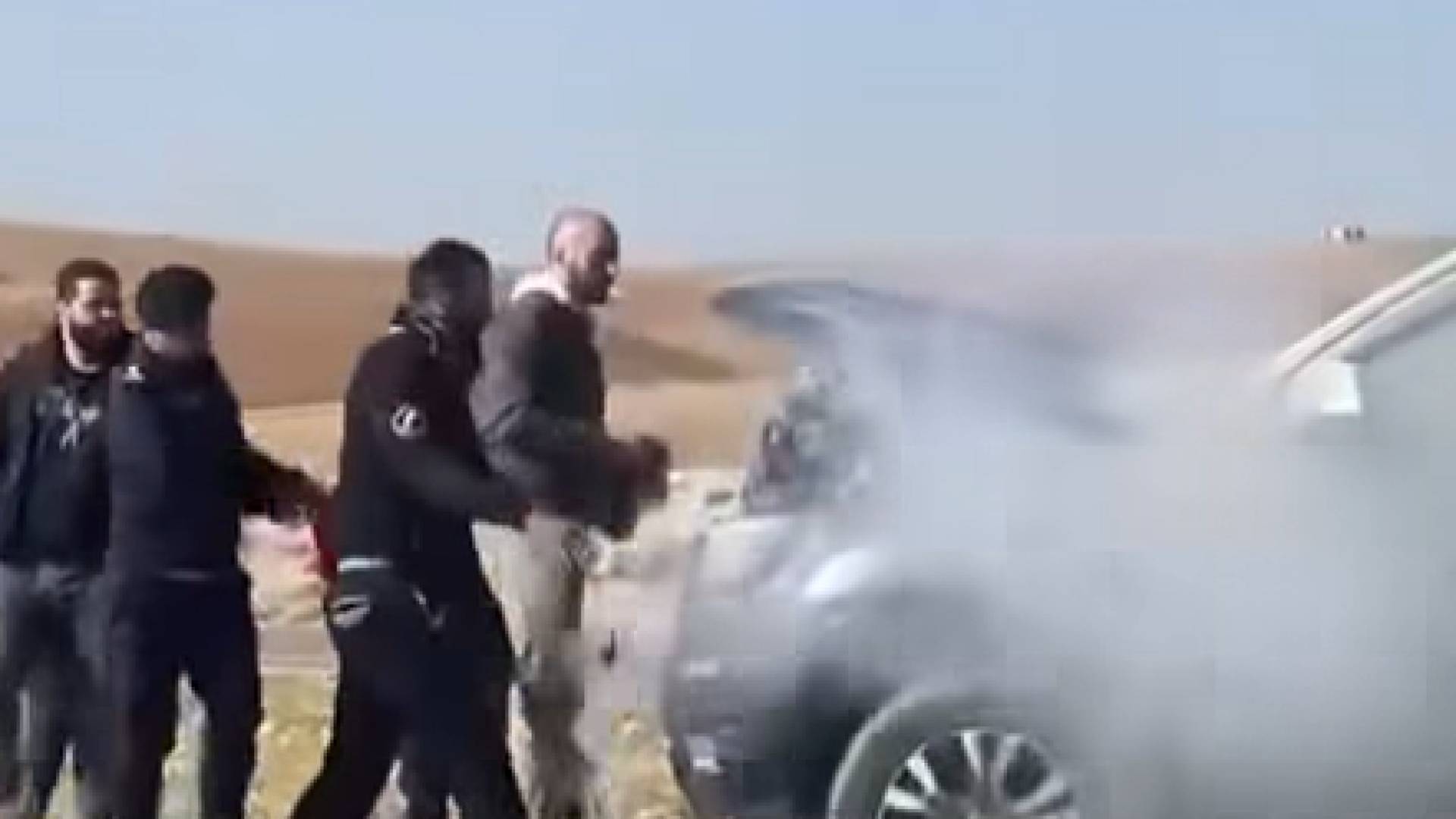 كوادر إدارة الدوريات الخارجية تتعامل مع حادثة احتراق بطانة محرك مركبة