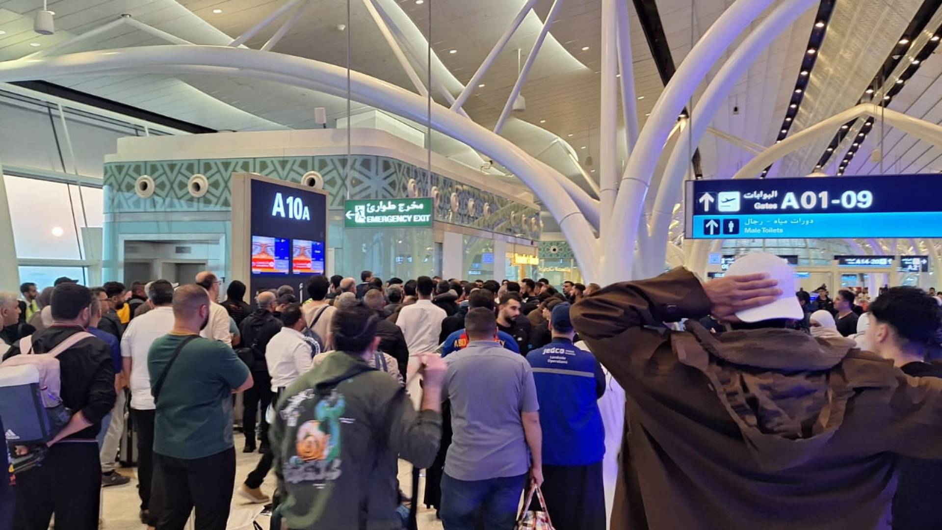رحلة الملكية العالقة في مطار جدة مسافرون أردنيون لـ"رؤيا أخبار" 23 ساعة من الانتظار ولا جدوى -فيديو