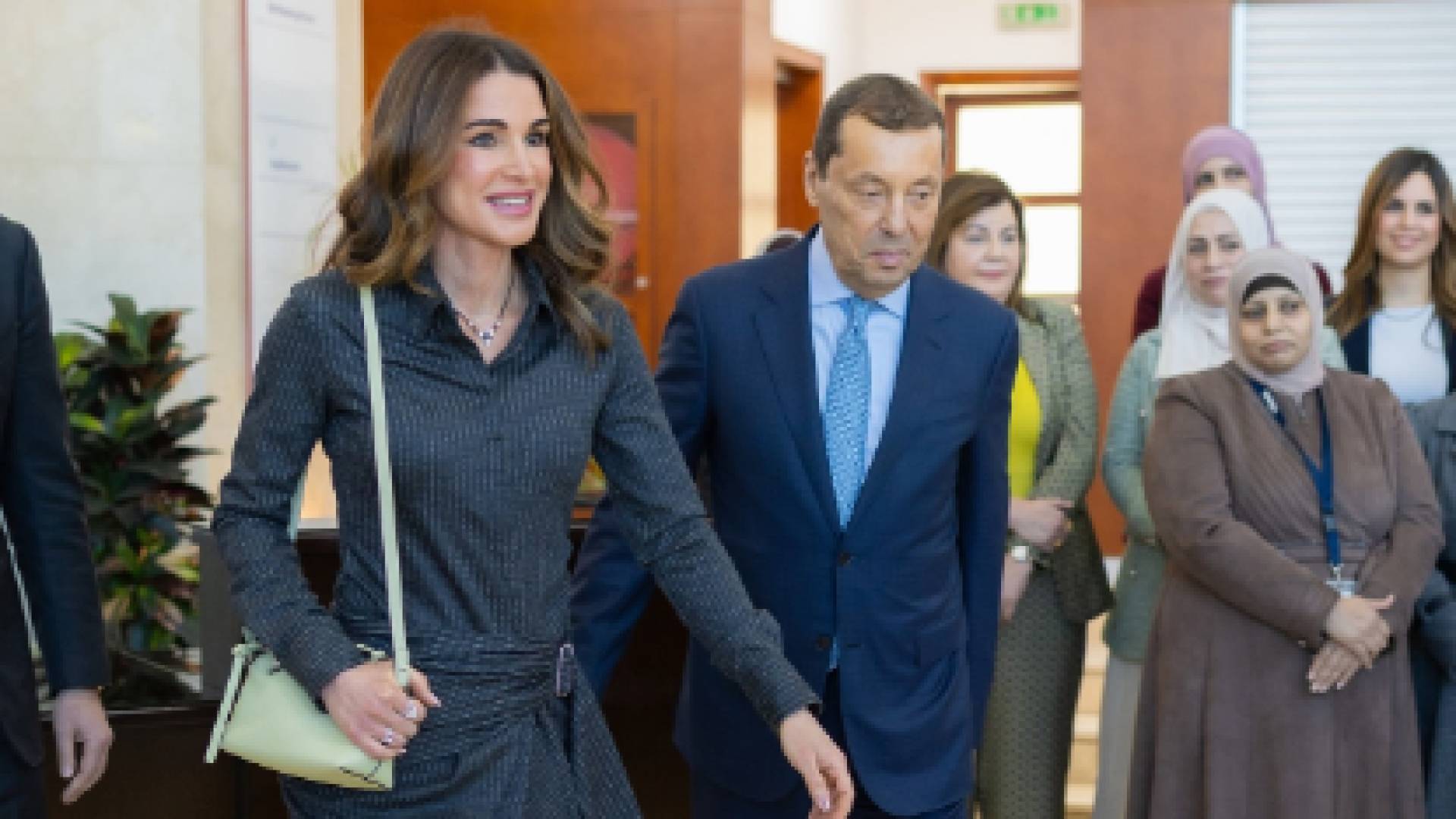 الملكة رانيا العبدالله تزور مصنع لشركة أدوية الحكمة في السلط