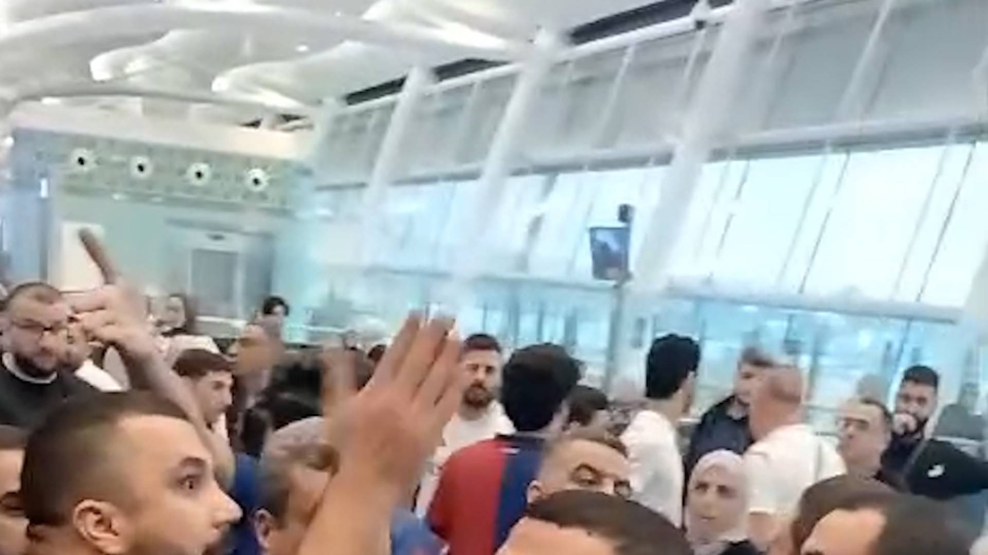 المسافرون العالقون في مطار جده