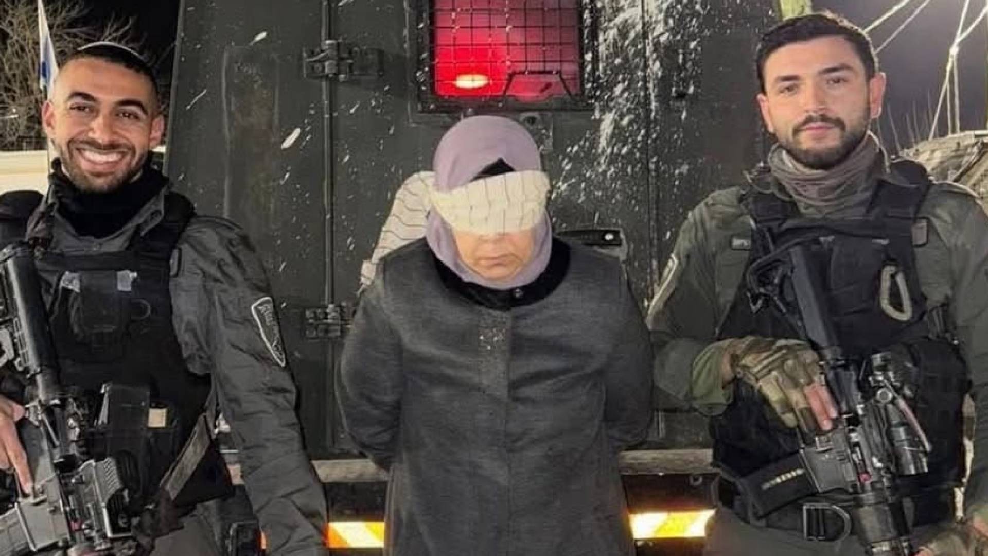 جنود جيش الاحتلال رفقة الأسيرة