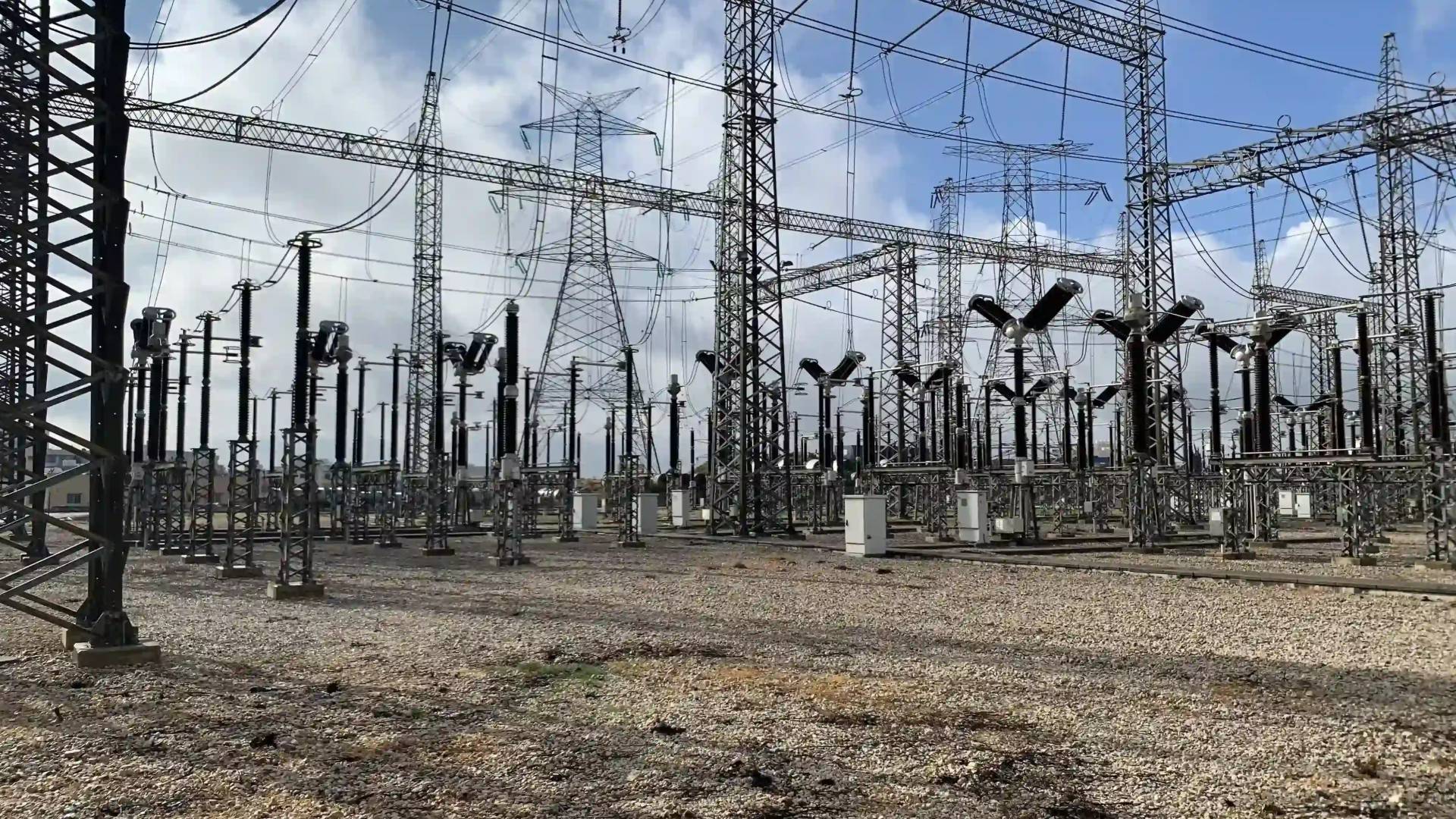 اعمدة كهرباء