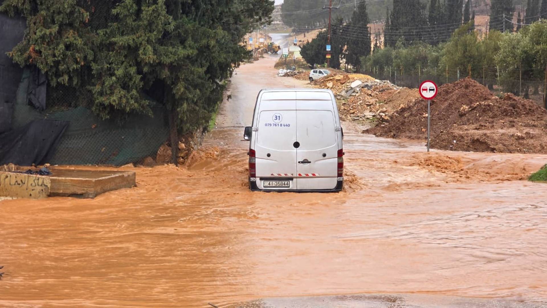 "نفق الصحابة" يغرق في مياه الأمطار