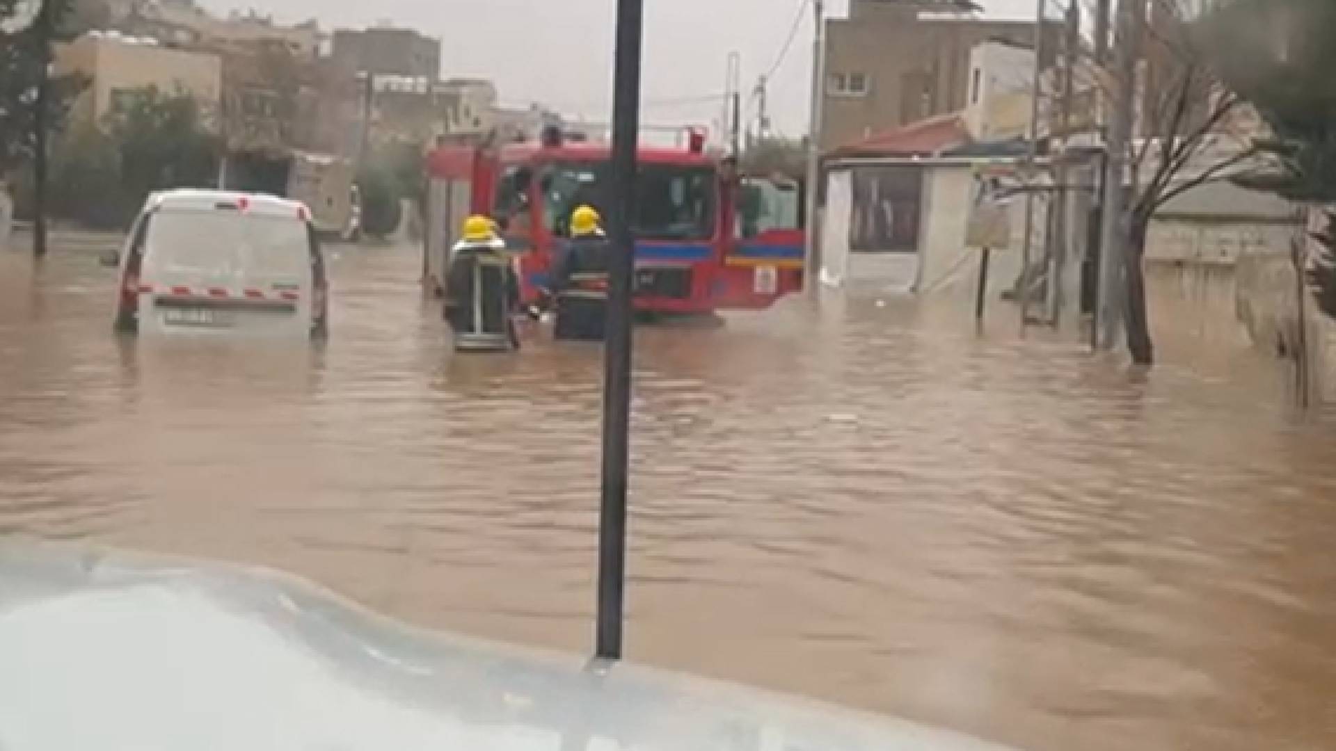 إنقاذ مركبة دهمتها السيول