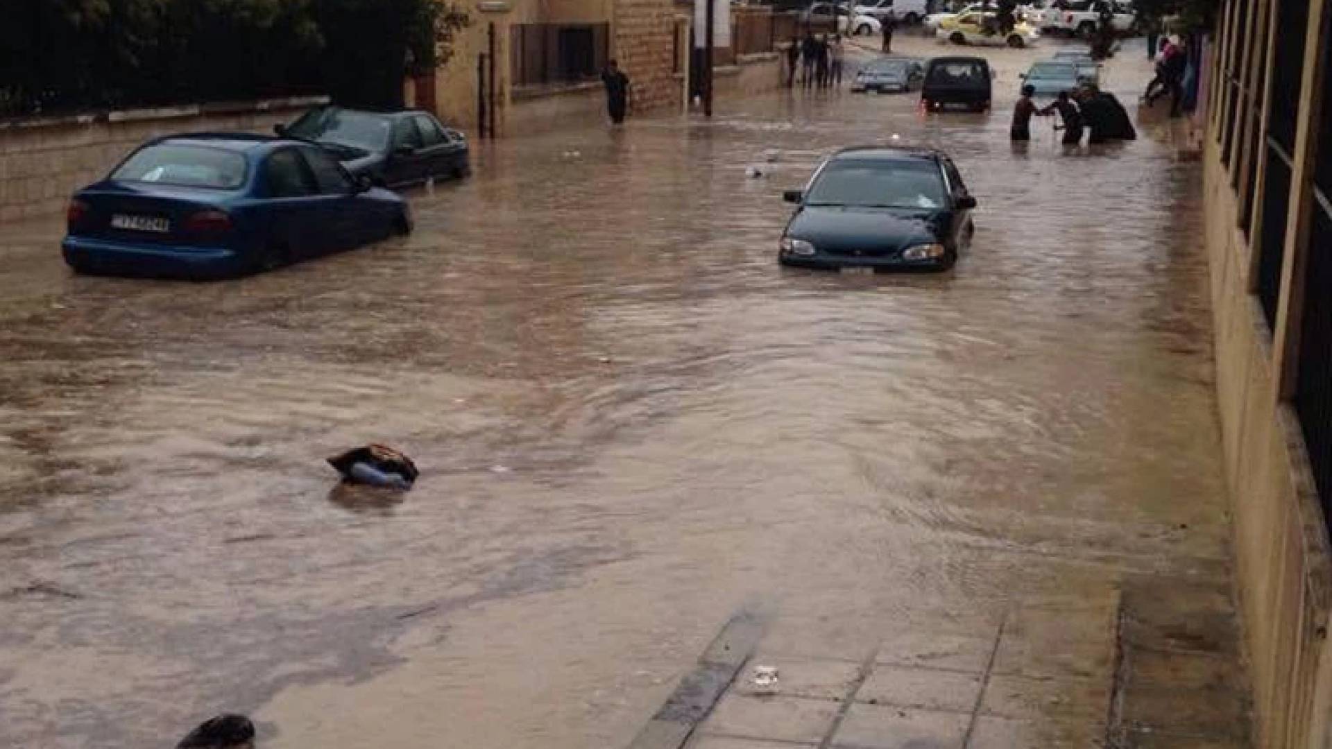 غرق شوارع مادبه إثر المنخفض الجوي الشديد