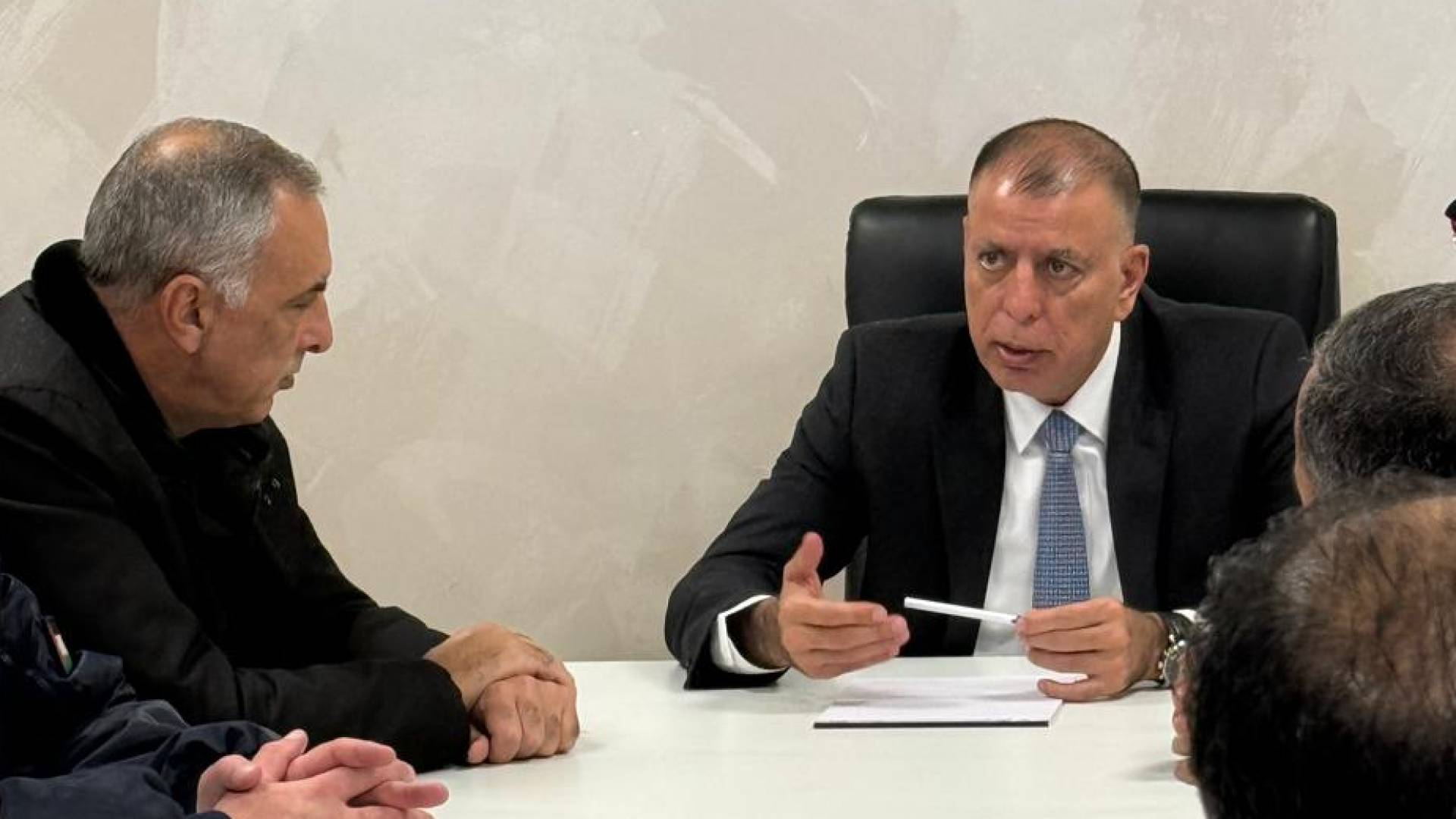 وزير الداخلية يزور غرفة عمليات محافظة العاصمة للاطلاع على آخر تطورات الظروف الجوية