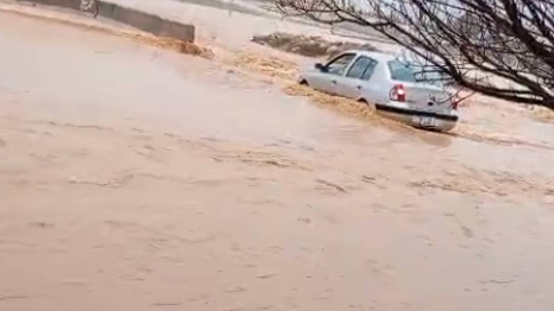 لحظات صعبة لمركبة حاصرتها السيول الجارفة بشكل كامل بداخلها السائق جنوب عمان