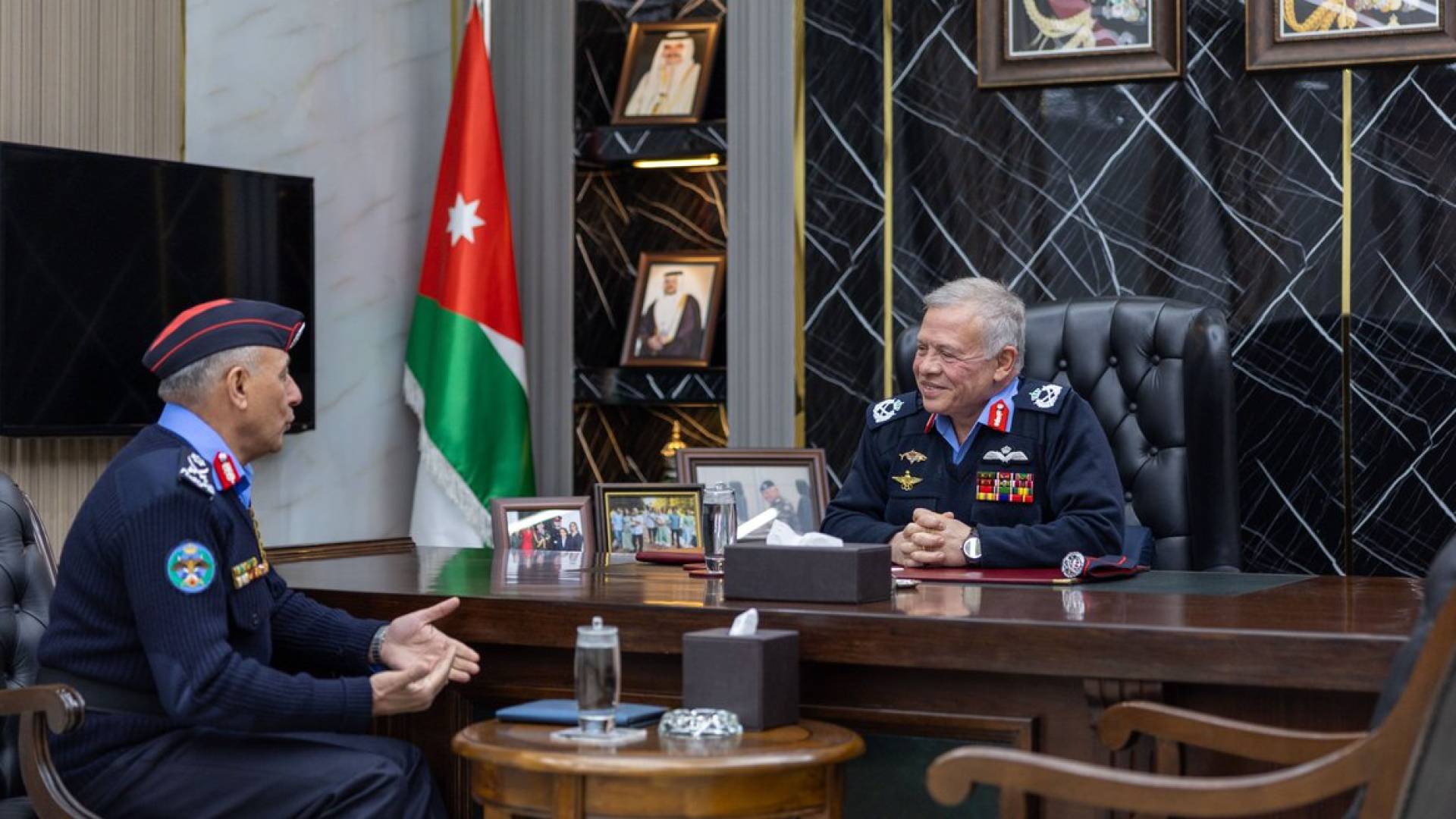 جلالة الملك أثناء زيارته مديرية الأمن العام