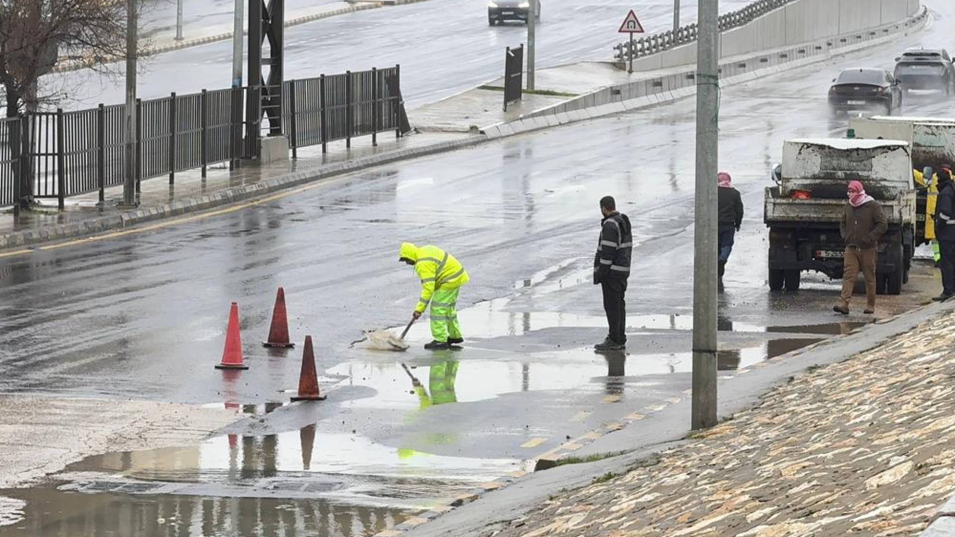 كوادر أمانة عمان تتعامل مع المنخفض الجوي