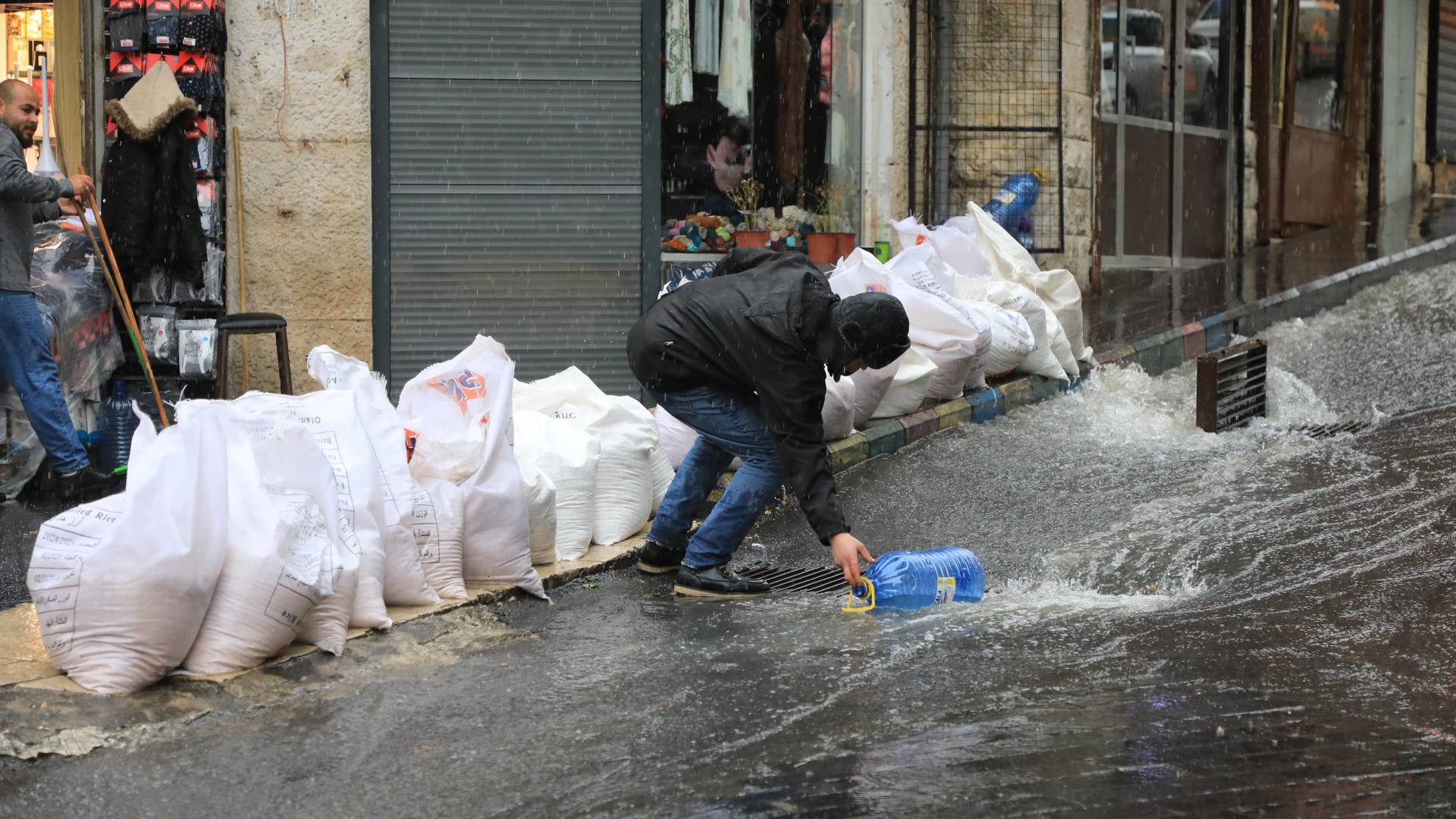 شحض تحت المطر