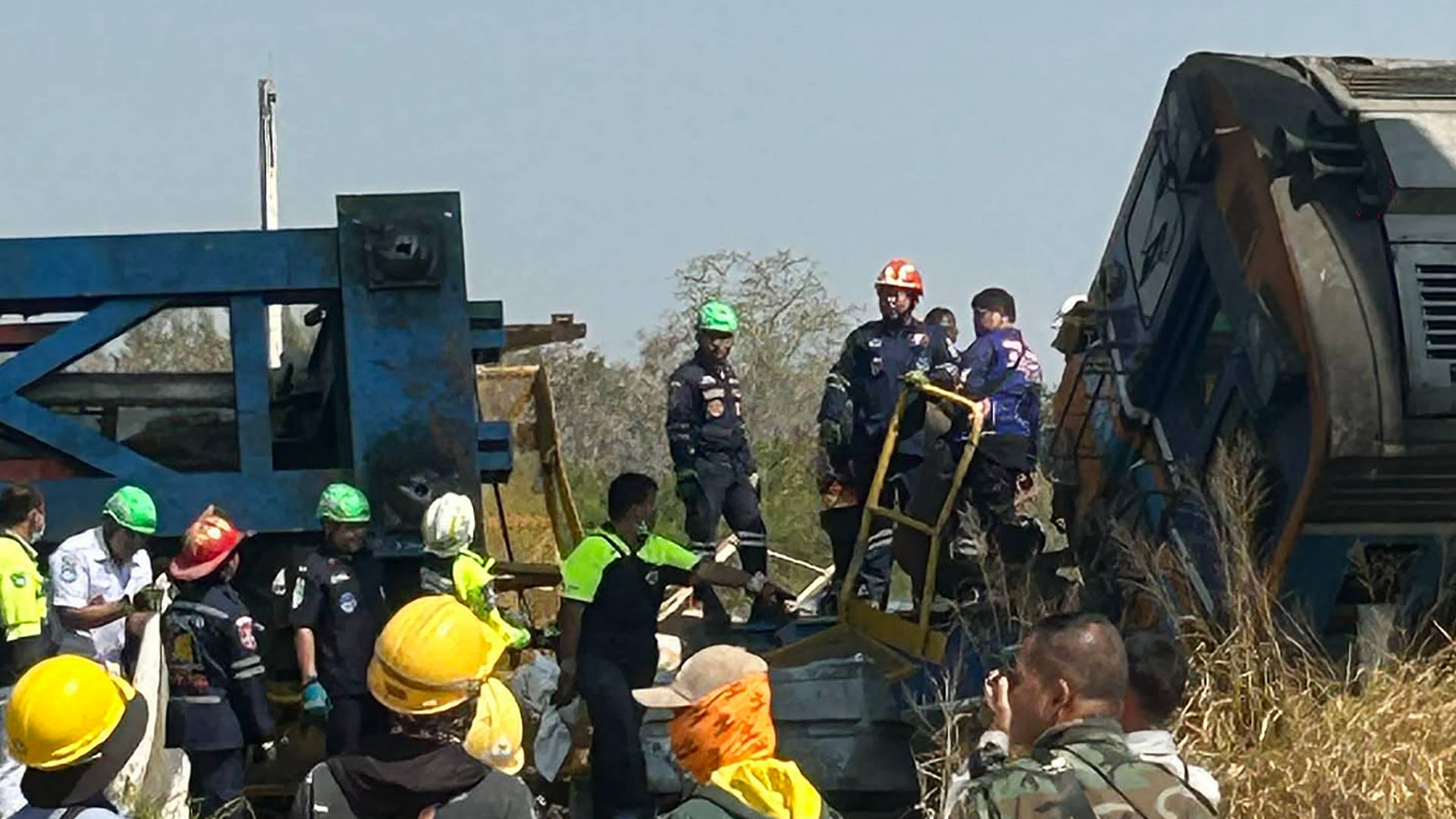 حادث قطار ناجم عن انهيار رافعة على خط للسكك الحديد في شمال تايلاند