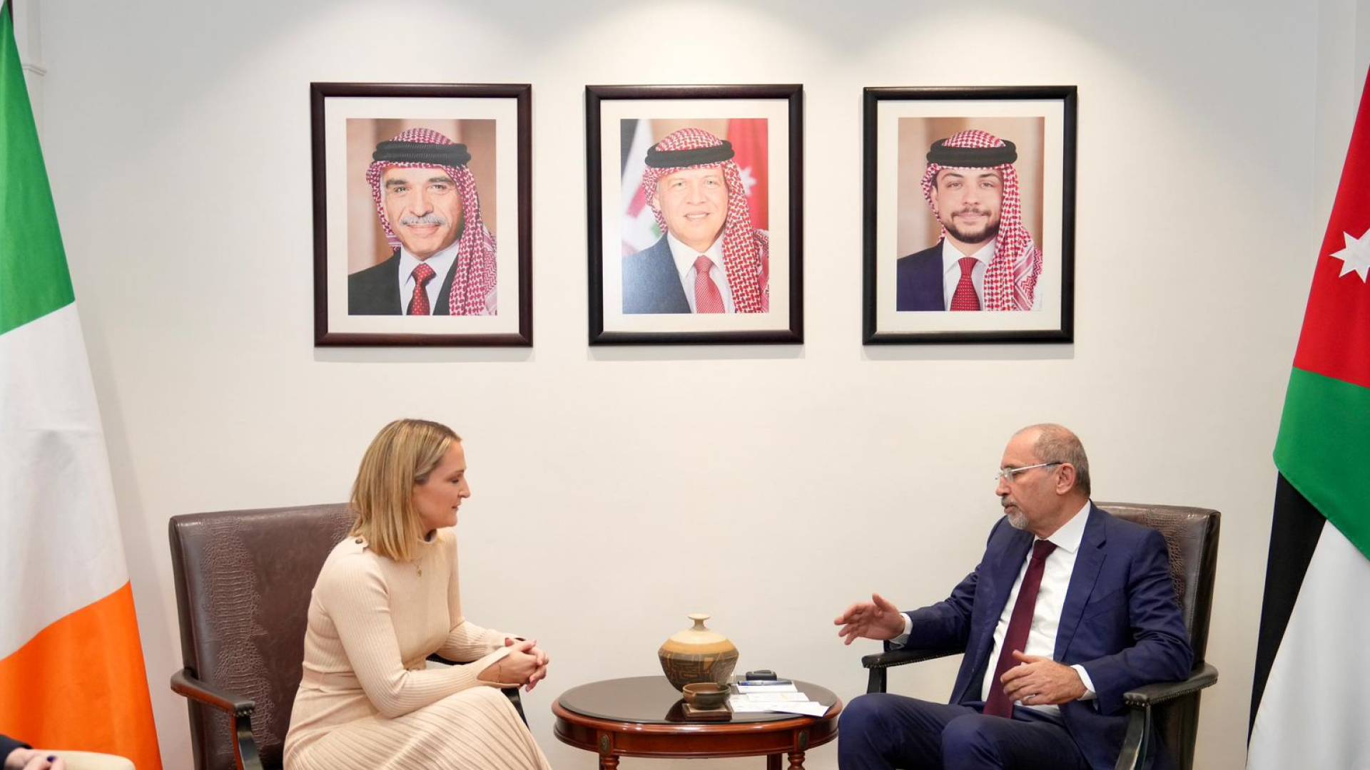 نائب رئيس الوزراء ووزير الخارجية وشؤون المغتربين، أيمن الصفدي، يستقبل  وزيرة الخارجية والتجارة والدفاع الإيرلندية هيلين ماكنتي