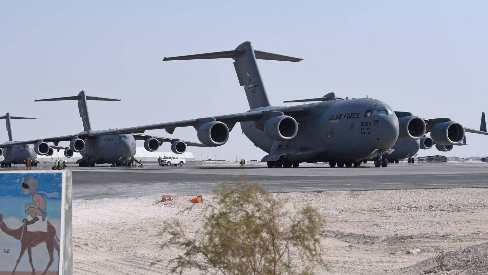 طائرة تابعة للقوات الجوية الأمريكية في قاعدة العديد بقطر -ارشيفية